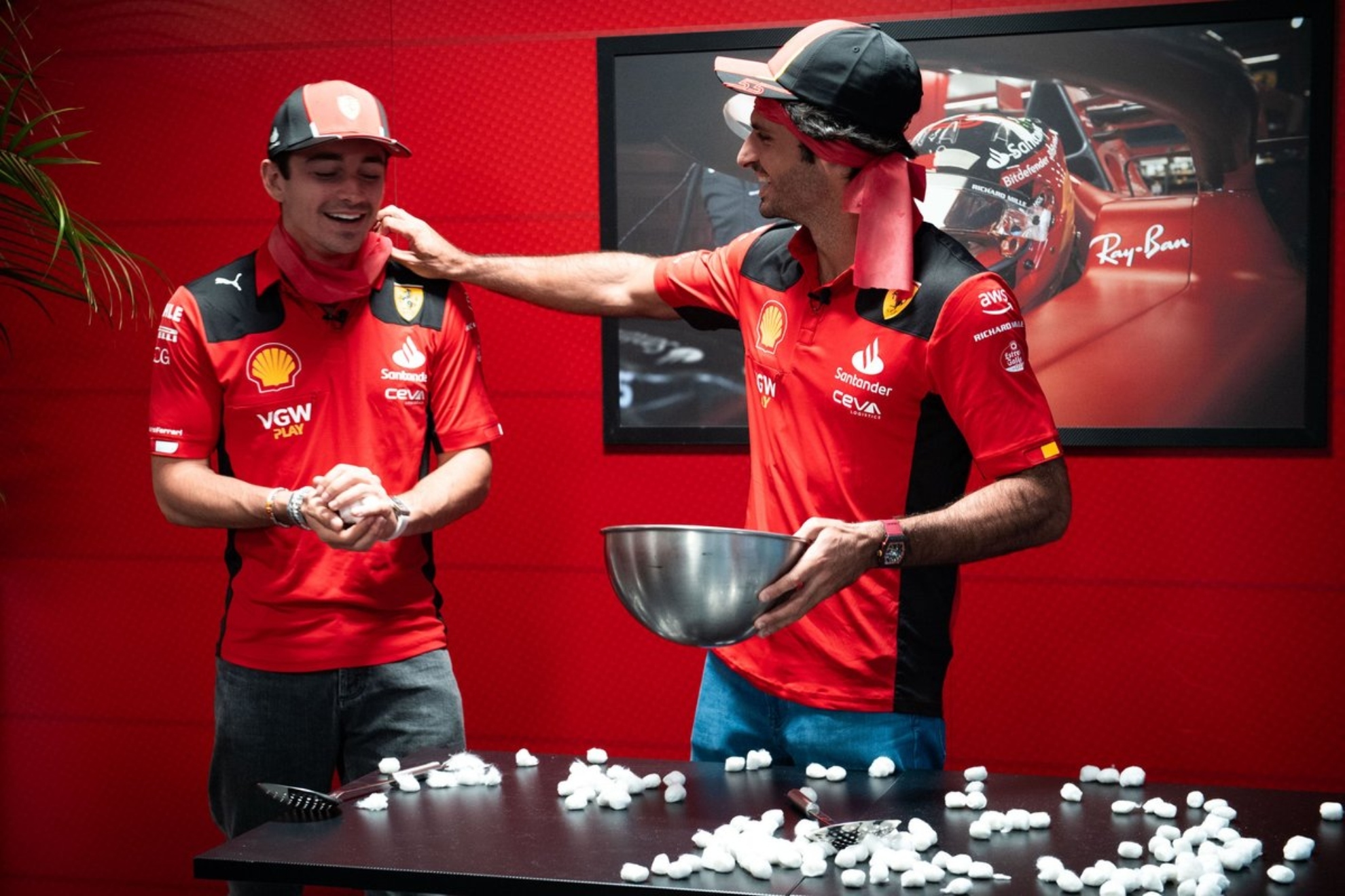 Charles Leclerc y Carlos Sainz, en un reto de Ferrari este año.