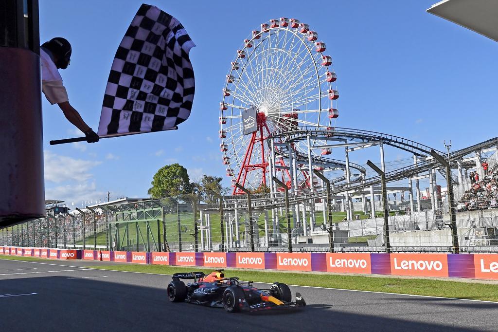 Verstappen ve la bandera a cuadros del GP de Japn.