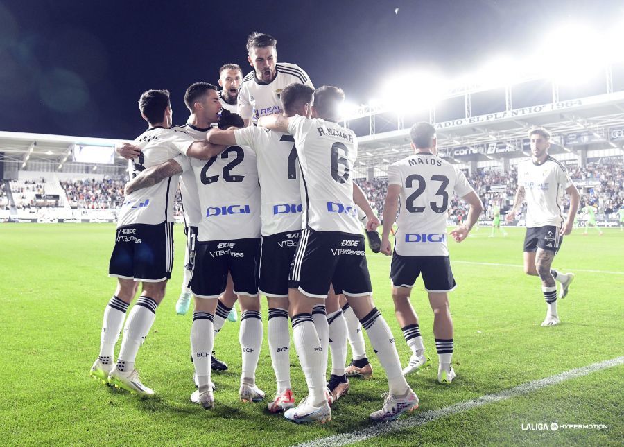 Los jugadores del Burgos celebran el tempranero gol de Curro Sánchez