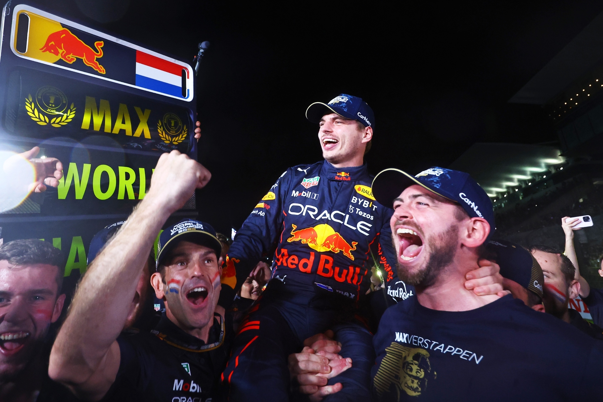 Max Verstappen celebrando su título en 2022