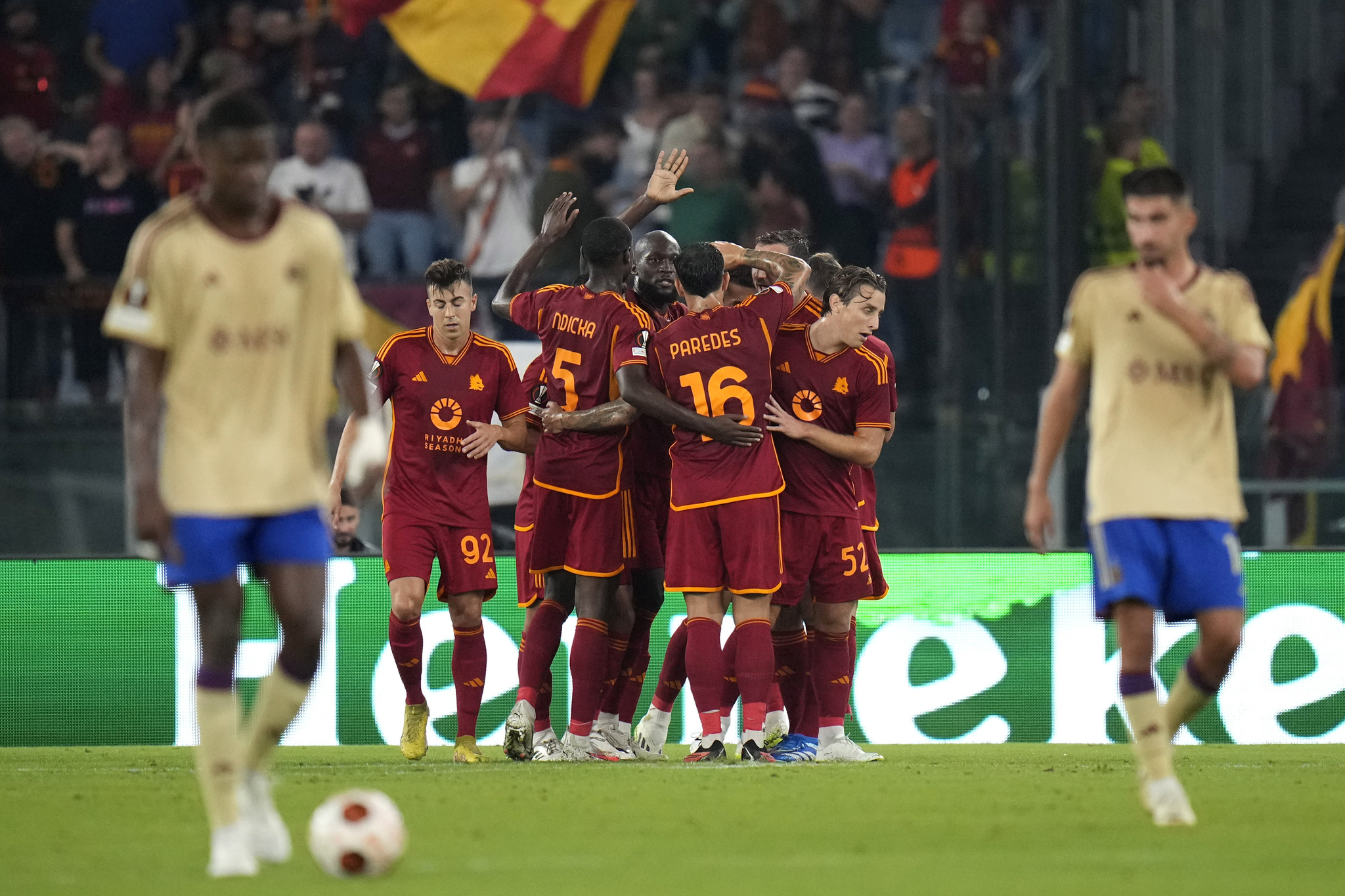 Los jugadores de la Roma celebran el gol de Lukaku.