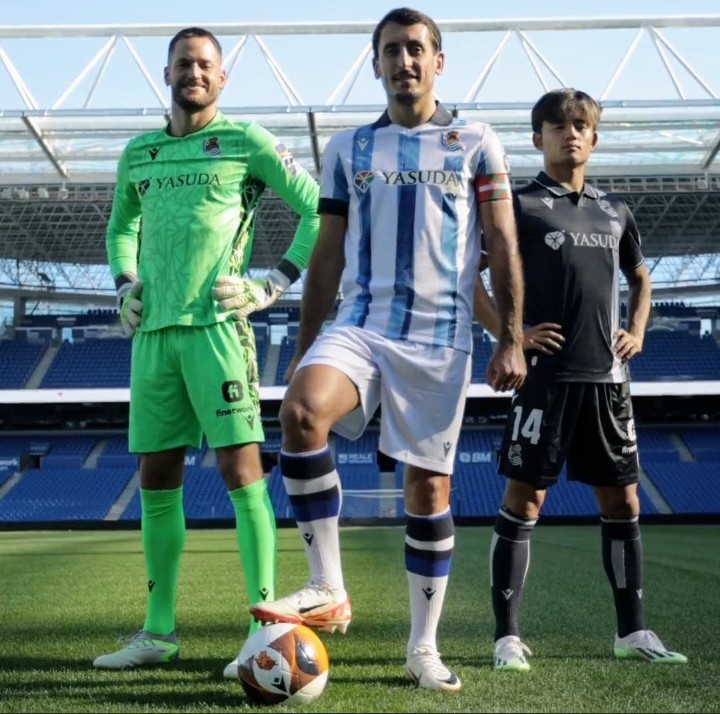 Remiro, Oyarzabal y Kubo posan con las camisetas con el nuevo patrocinador.