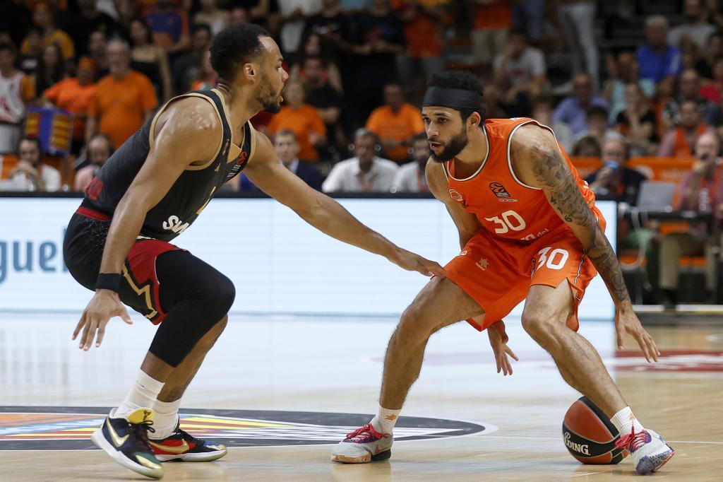 Robertson, defendido por Okobo.
