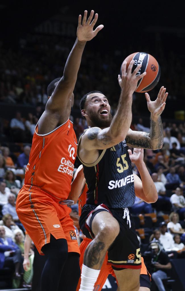Mike James trata de anotar.