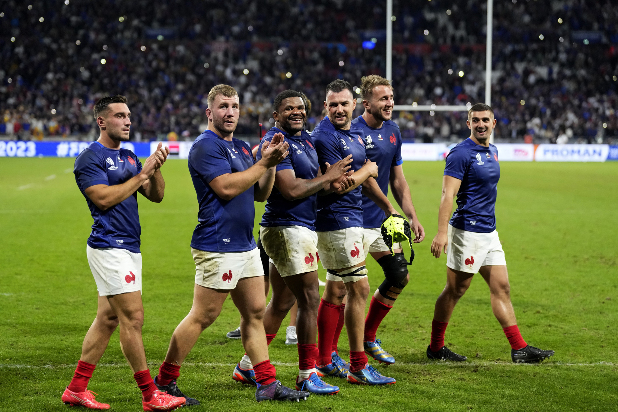 Los jugadores de la Selección francesa de rugby saludan a los aficionados tras vencer a Italia