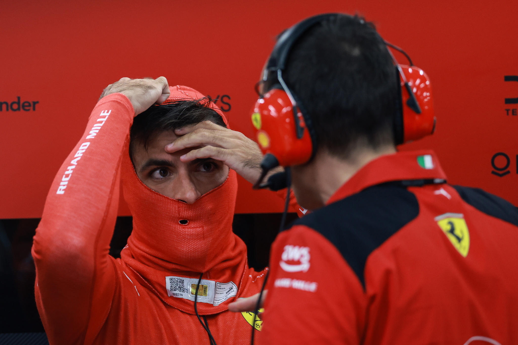 Carlos Sainz en el box del equipo Ferrari