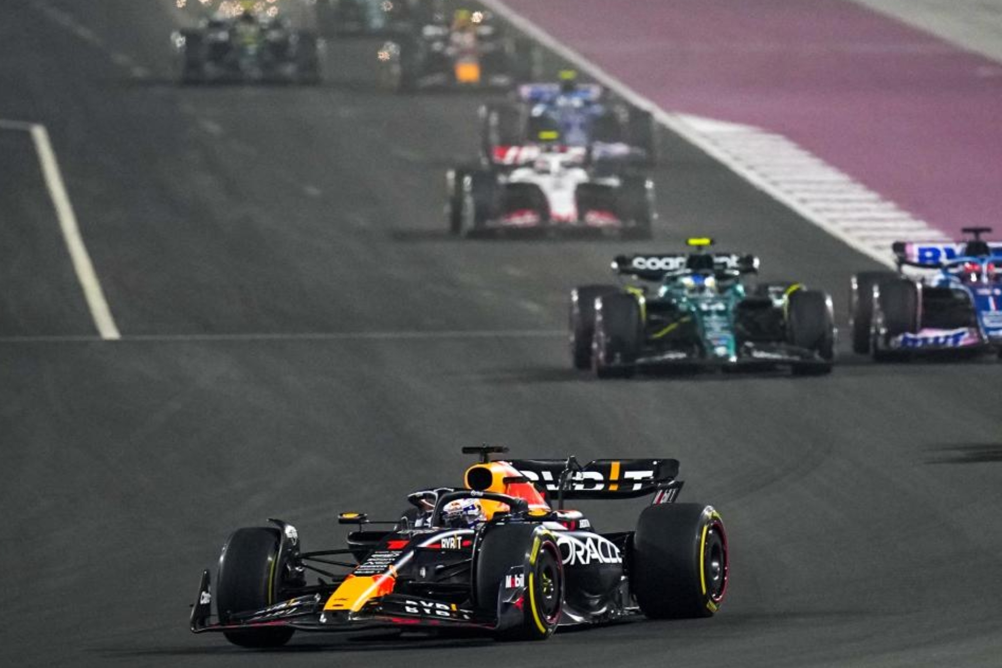 Verstappen y Alonso, durante la carrera Sprint del sábado.