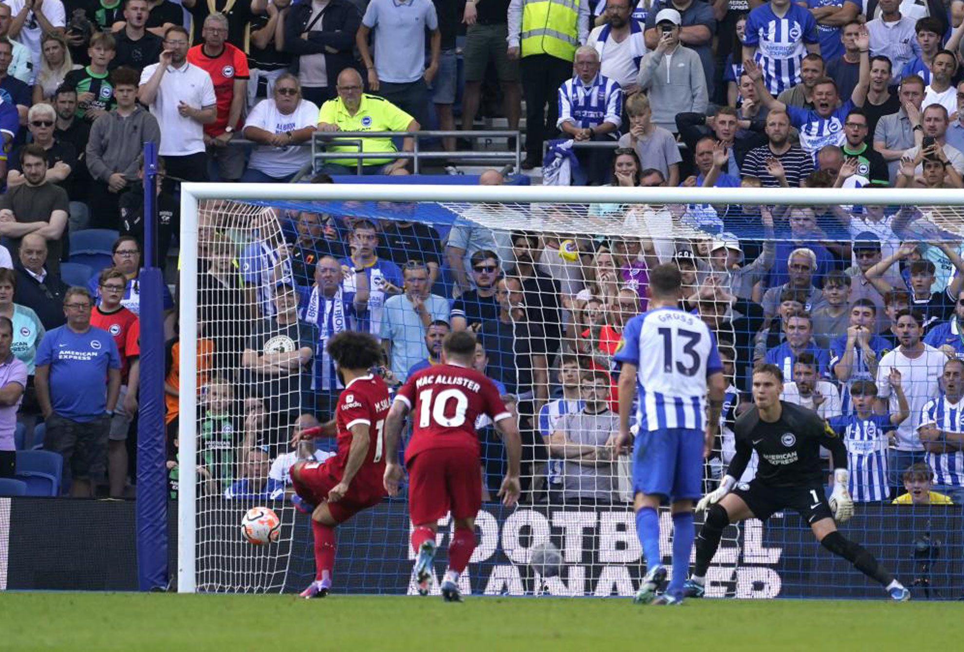 Salah marca de penalti ante el Brighton.