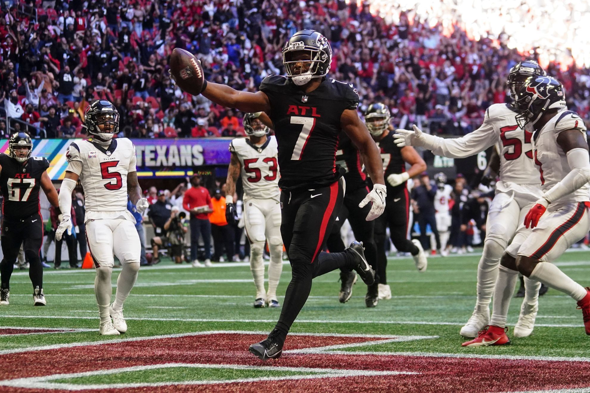 Bijan Robinson scores first NFL career TD as Falcons defeat Texans with walkoff FG