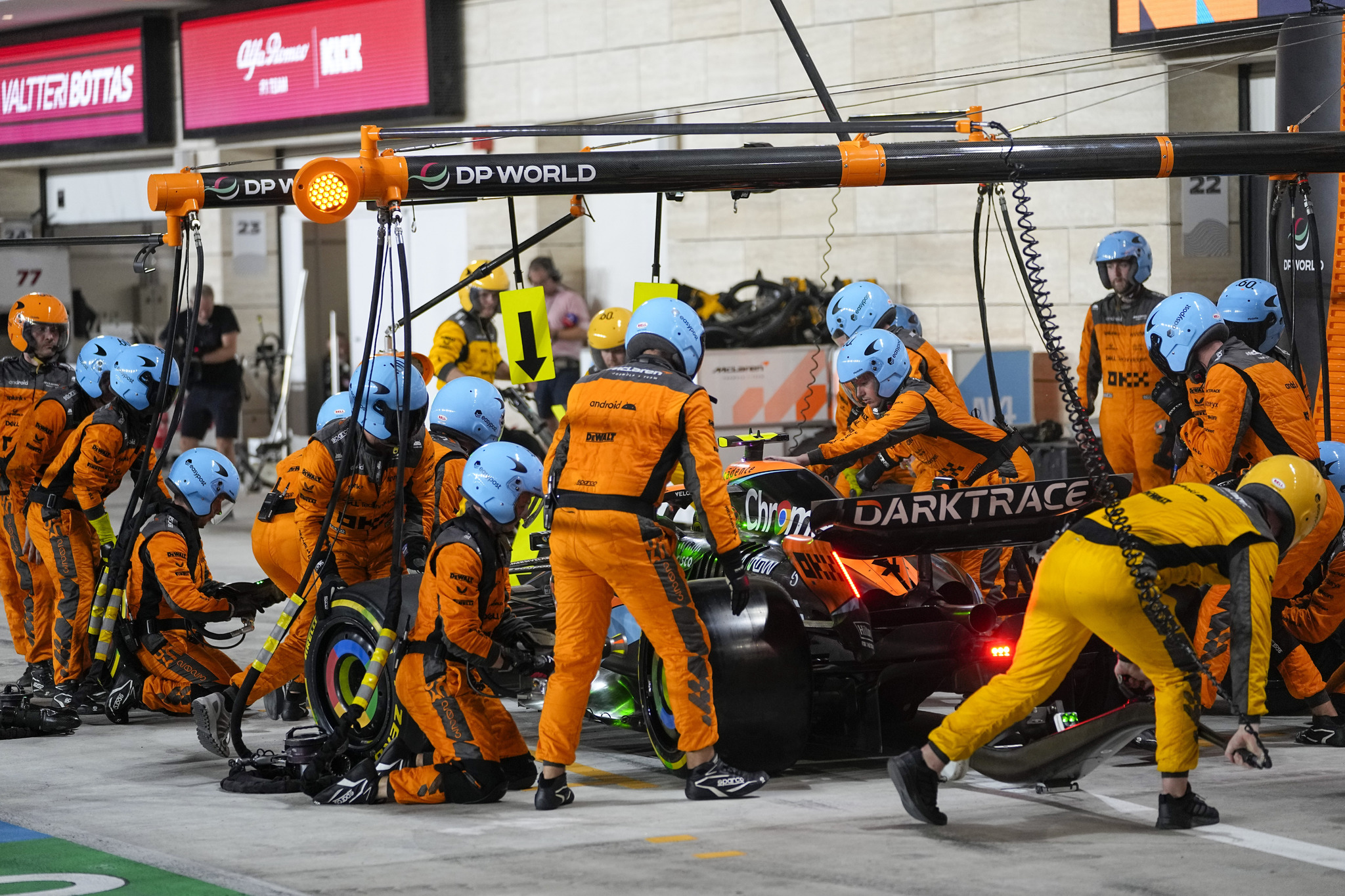 El equipo McLaren durante una de las paradas en boxes de Lando Norris