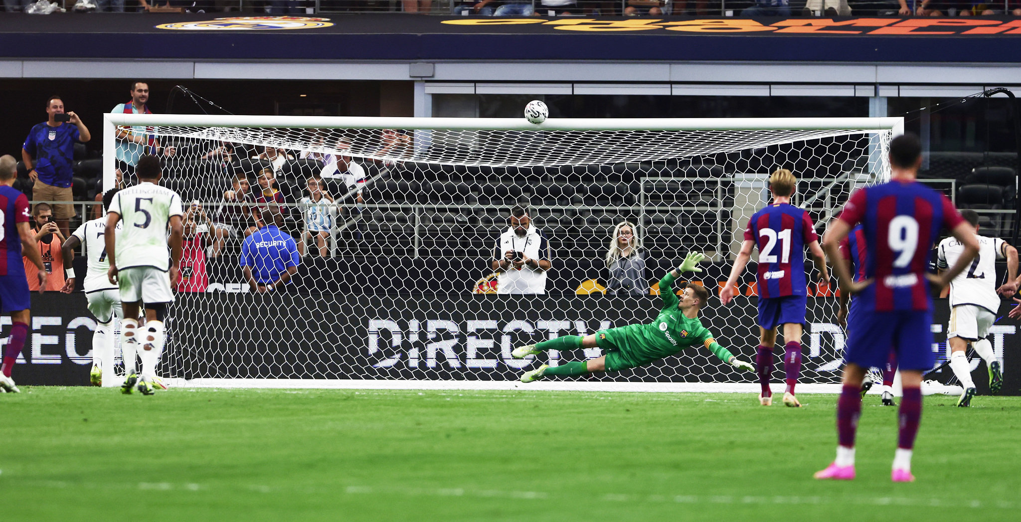 Vinicius manda al larguero su penalti en el Clásico de pretemporada