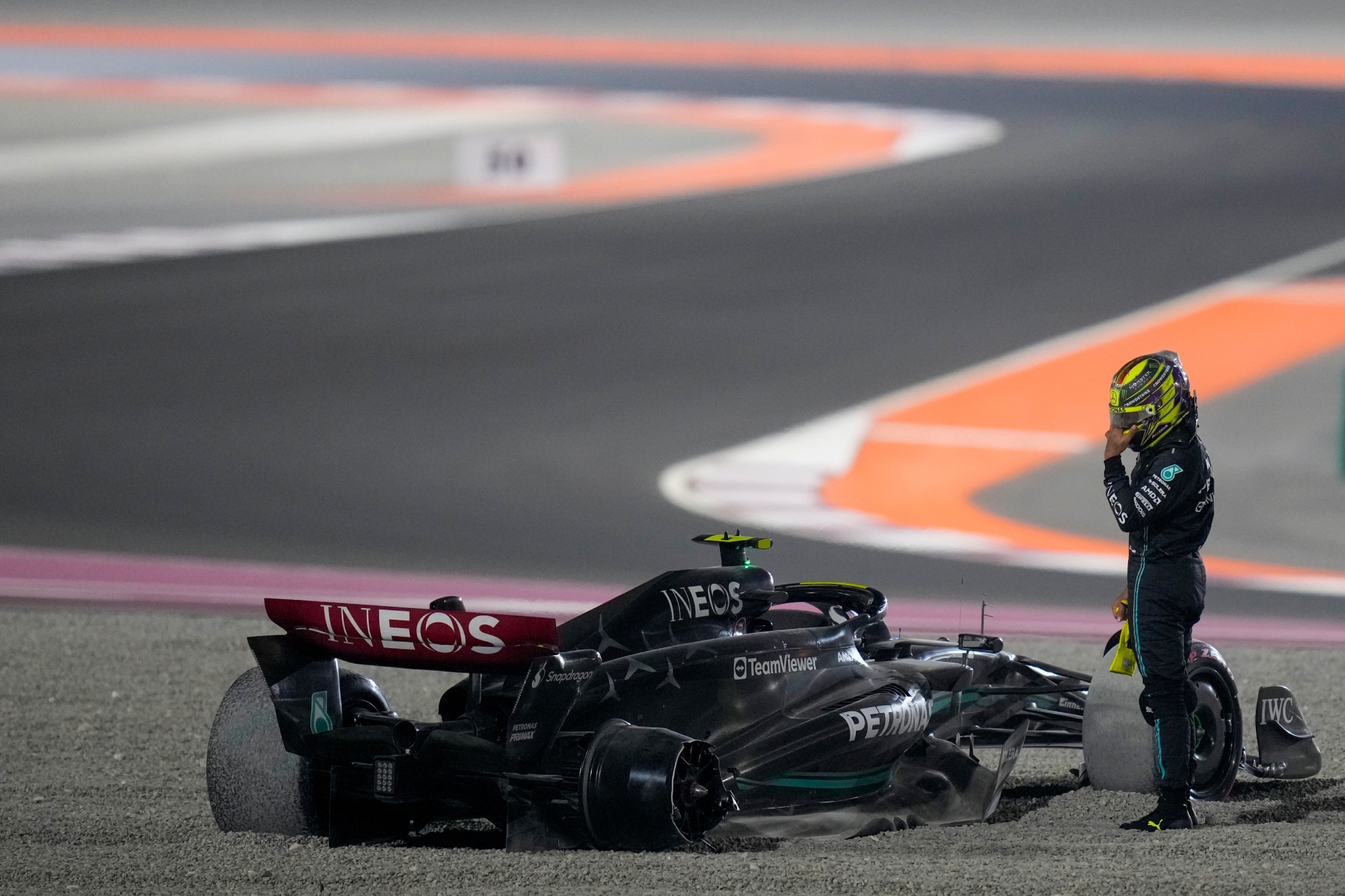 Lewis Hamilton junto a su coche, tras la colisión con Russell en el GP de Qatar