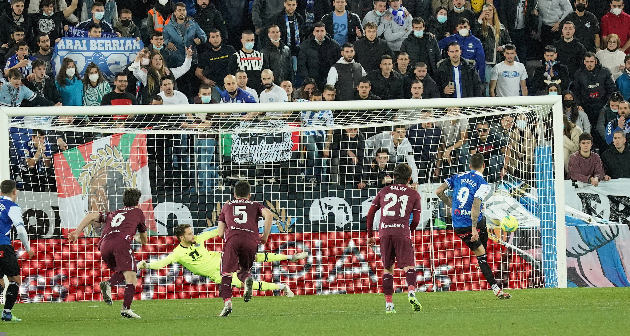 Joselu marca de penalti con el Alavés ante la Real Sociedad