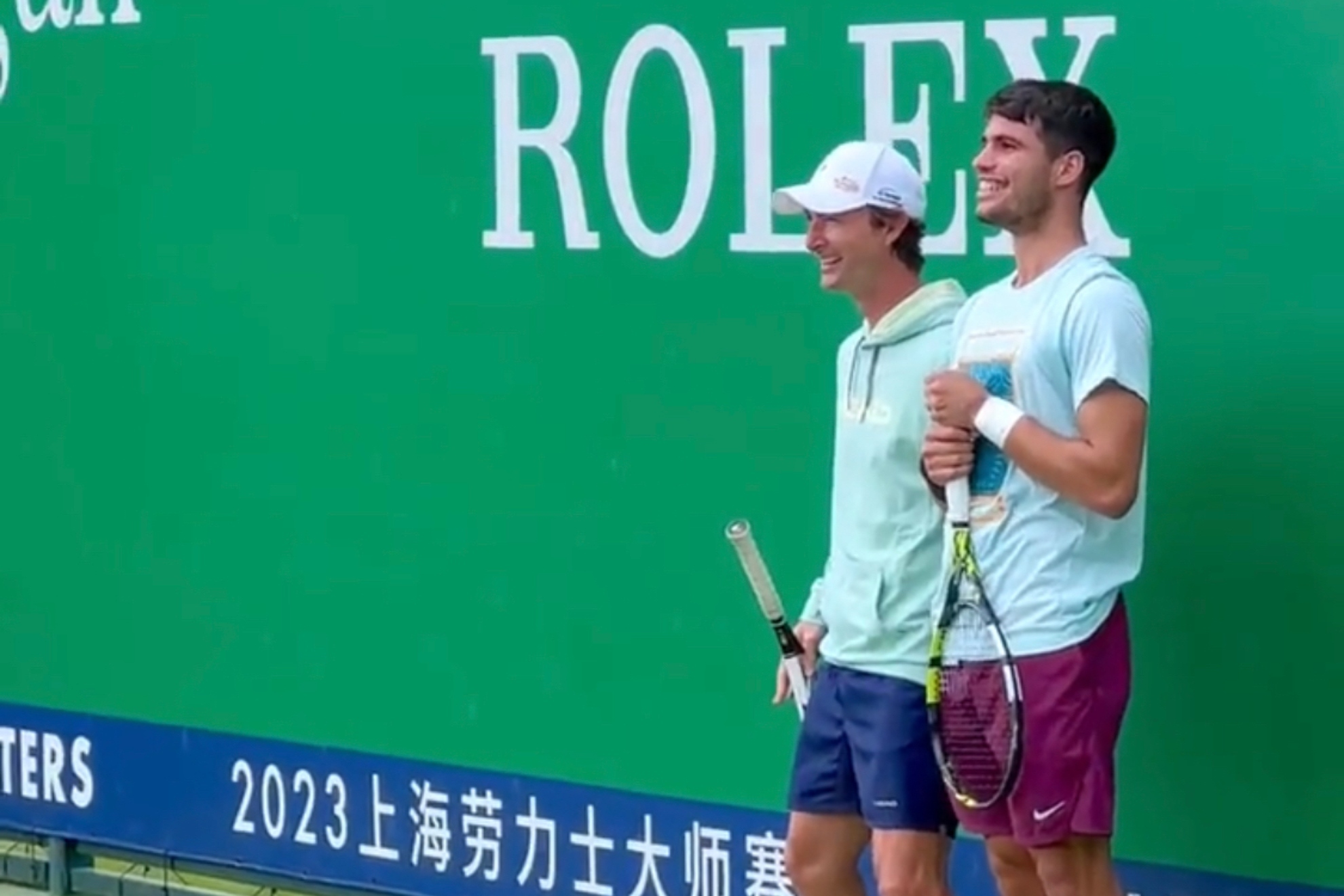 Alcaraz y Ferrero se protegen con una raqueta de los pelotazos del hermano del tenista