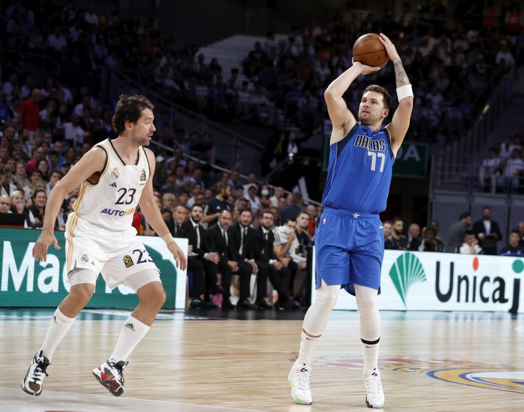 Luka Doncic lanza desde fuera.