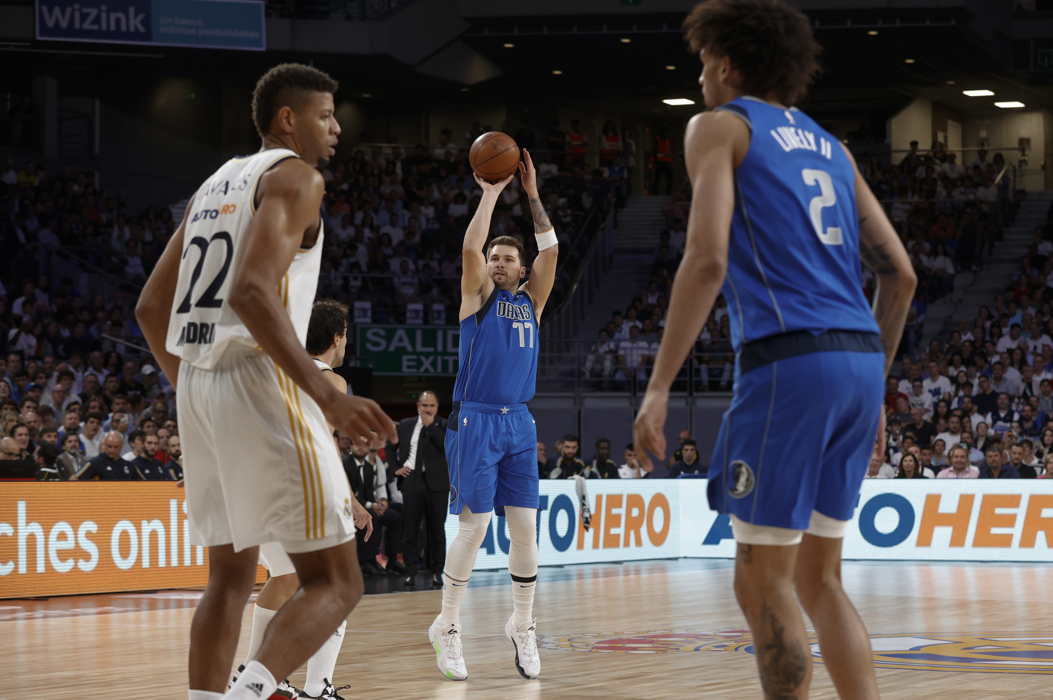 Luka Doncic, anotando uno de los tres triples que encest
