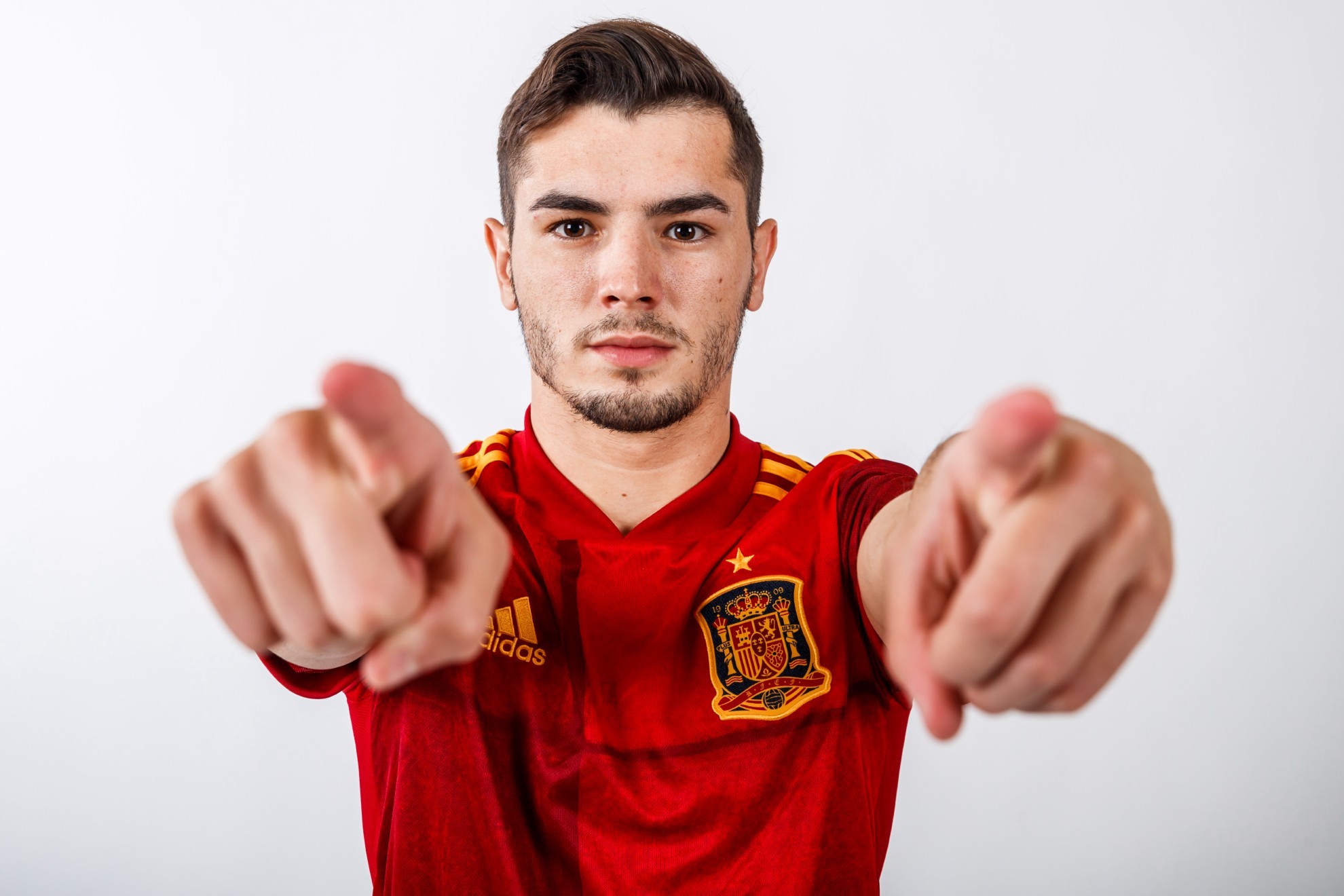 Brahim posa con la camiseta de la selección española