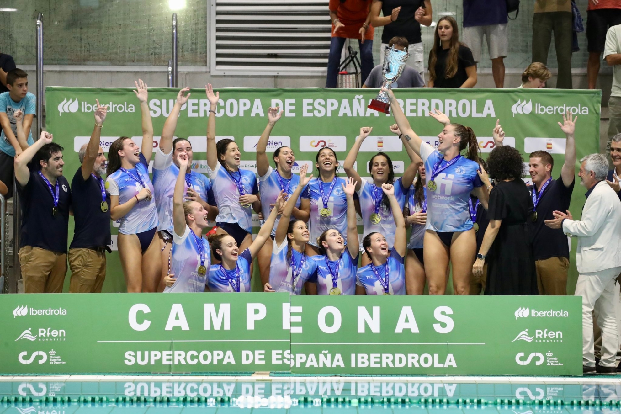 La plantilla del Sabadell con el trofeo de la Supercopa de España