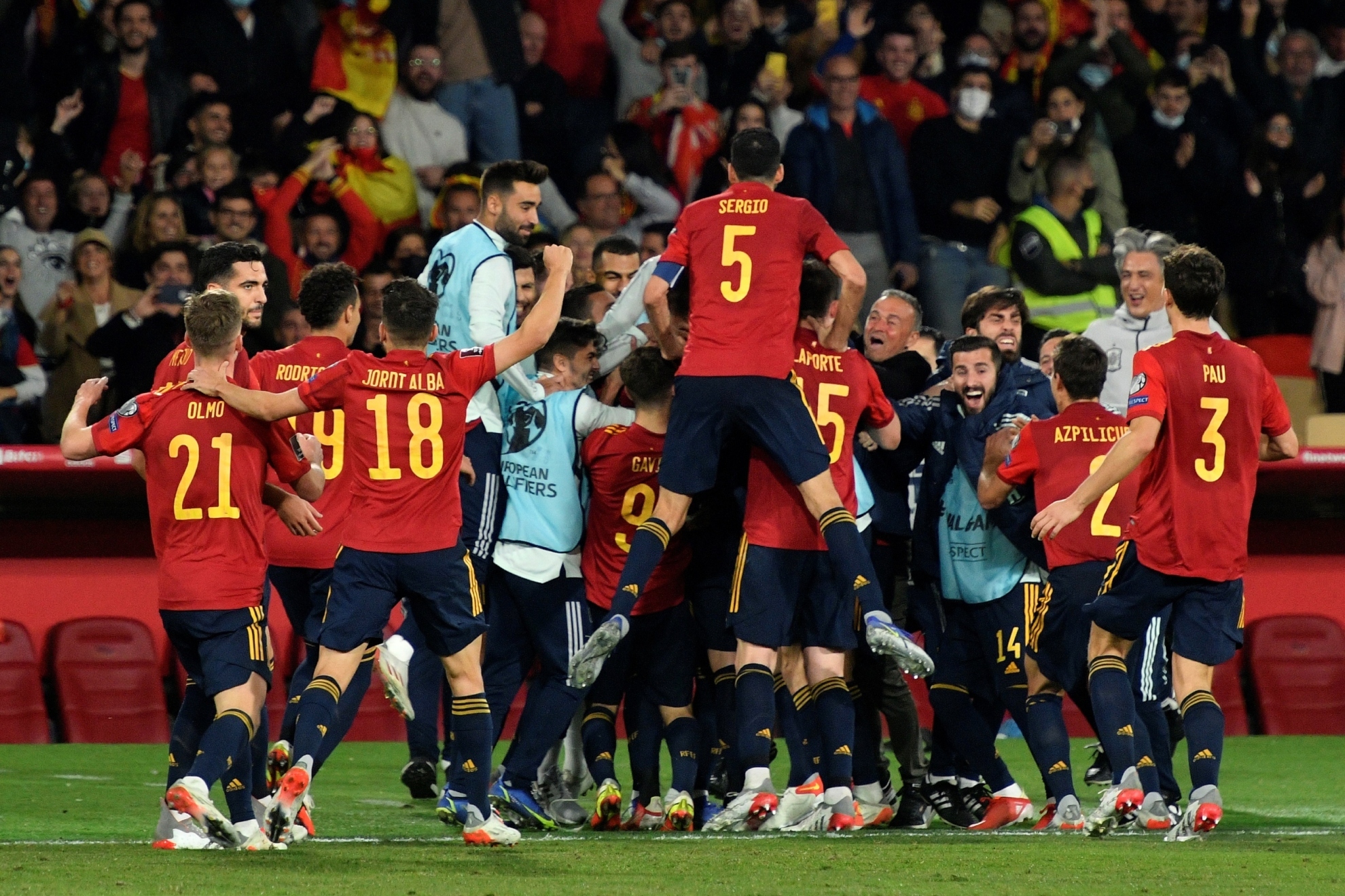 Los jugadores españoles celebran el gol que le daba la clasificación al Mundial de Qatar