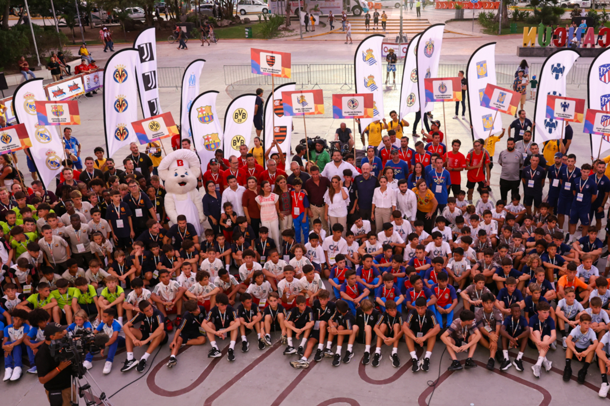 Foto de familia con todos los participantes en The Football Games Cancún 2023.