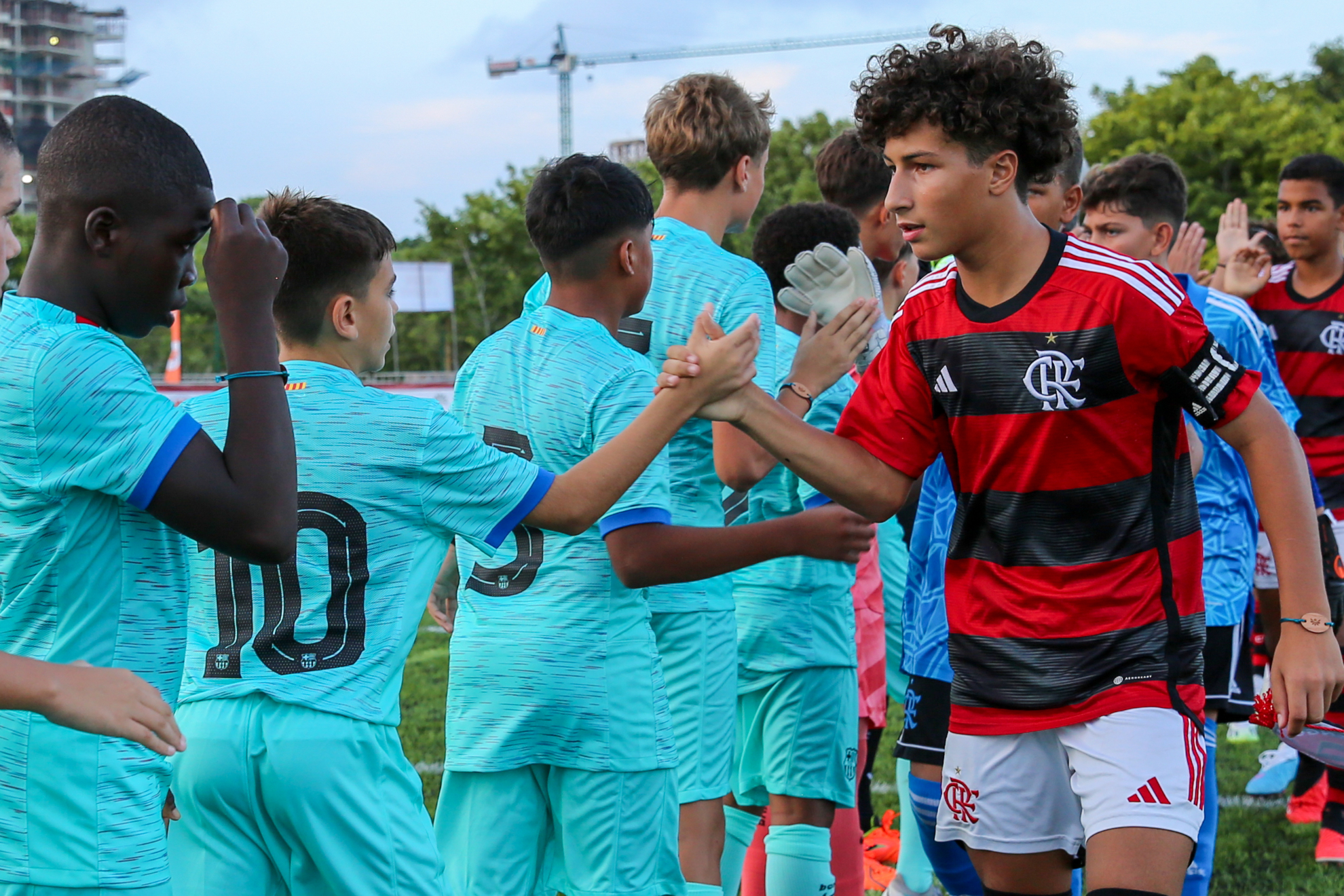 Los jugadores de Barça y Flamengo se saludan antes del partido.