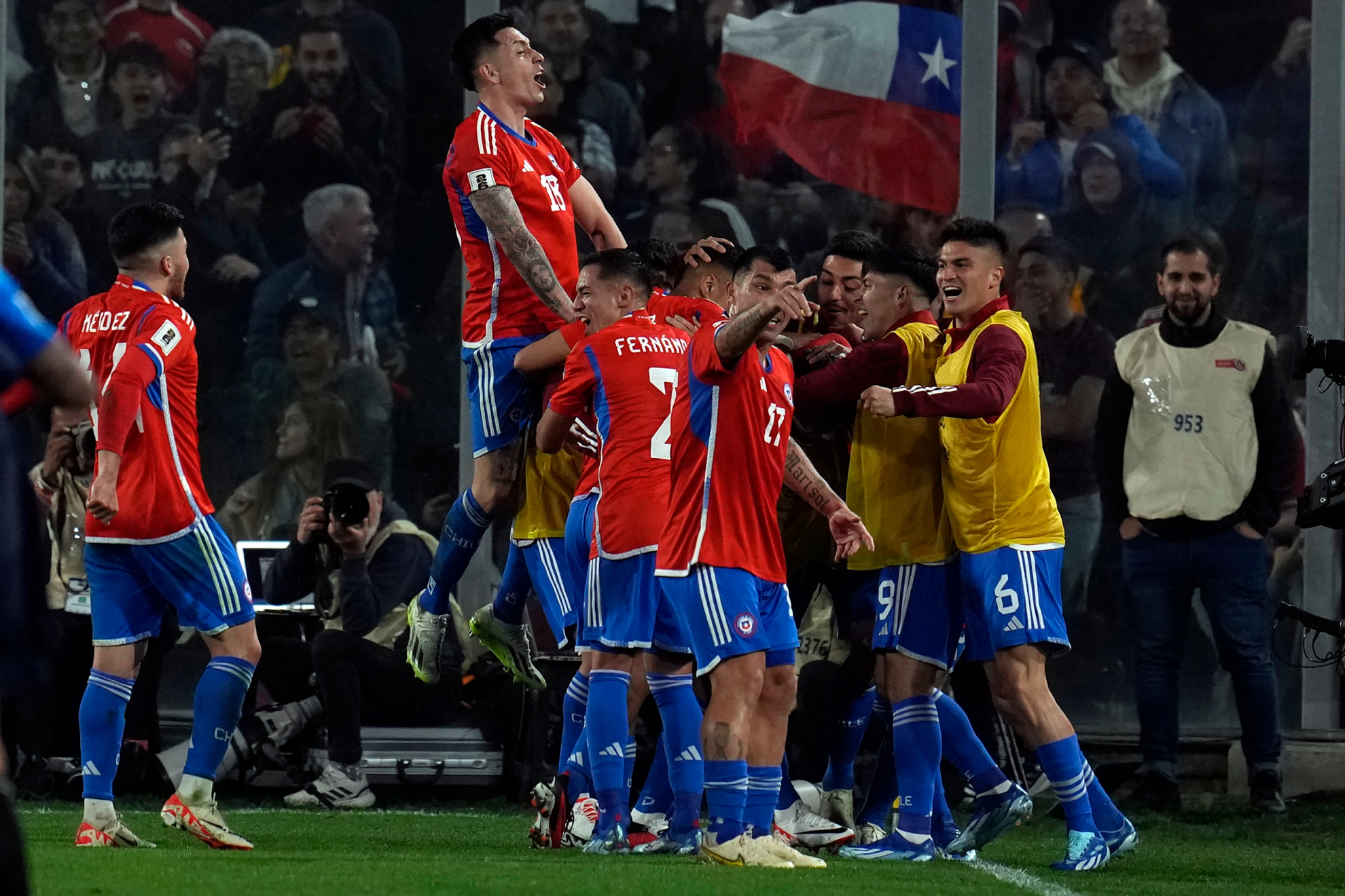 Los jugadores de Chile celebran el primer gol ante Perú