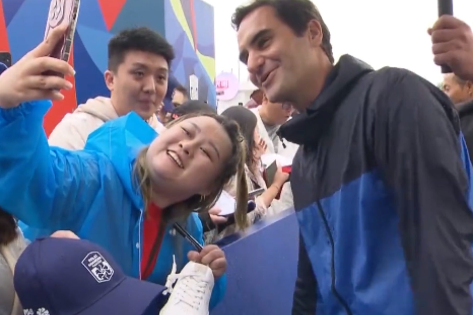 Federer haciéndose fotos con los aficionados chinos