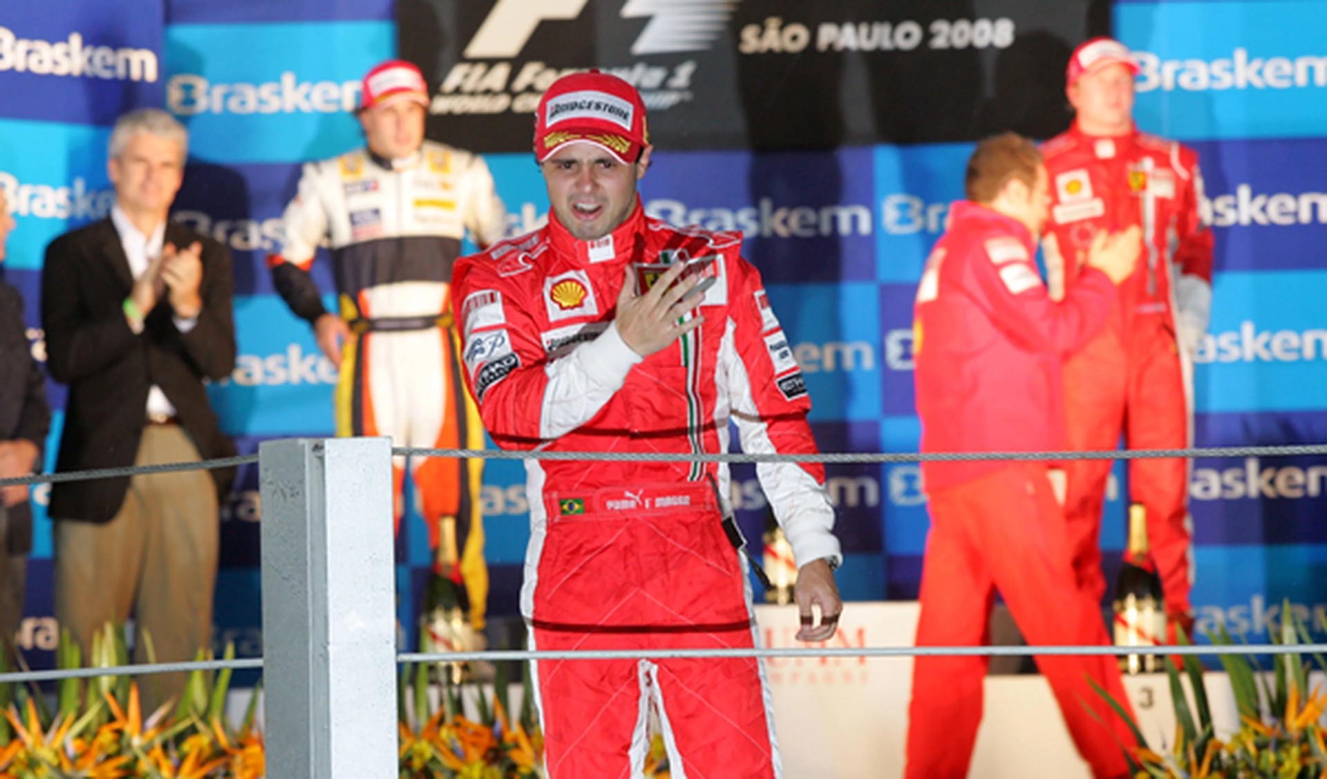 Massa, a lágrima viva en el podio del Gran Premio de Brasil de 2008.