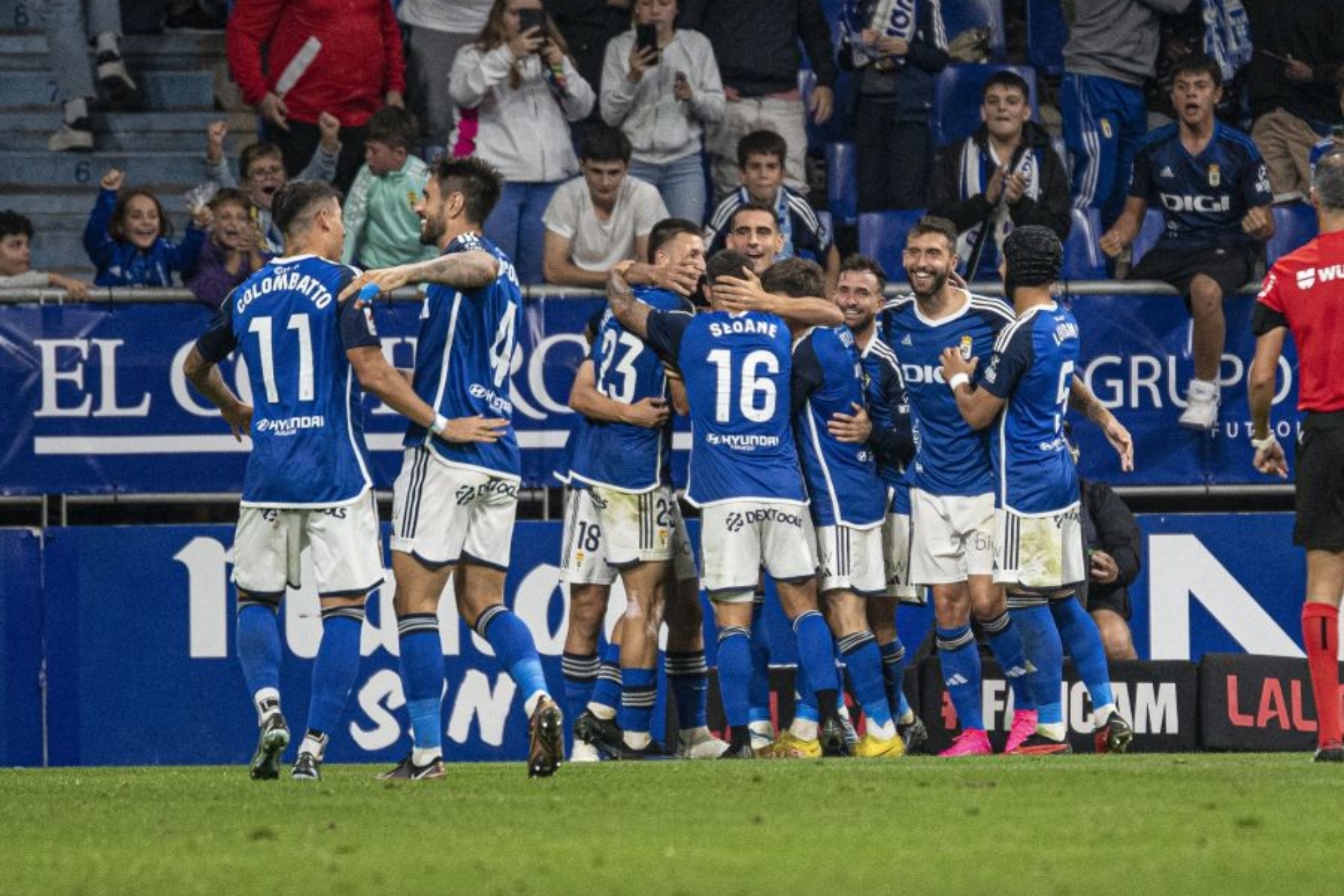 Los jugadores del Oviedo celebrando uno de los goles
