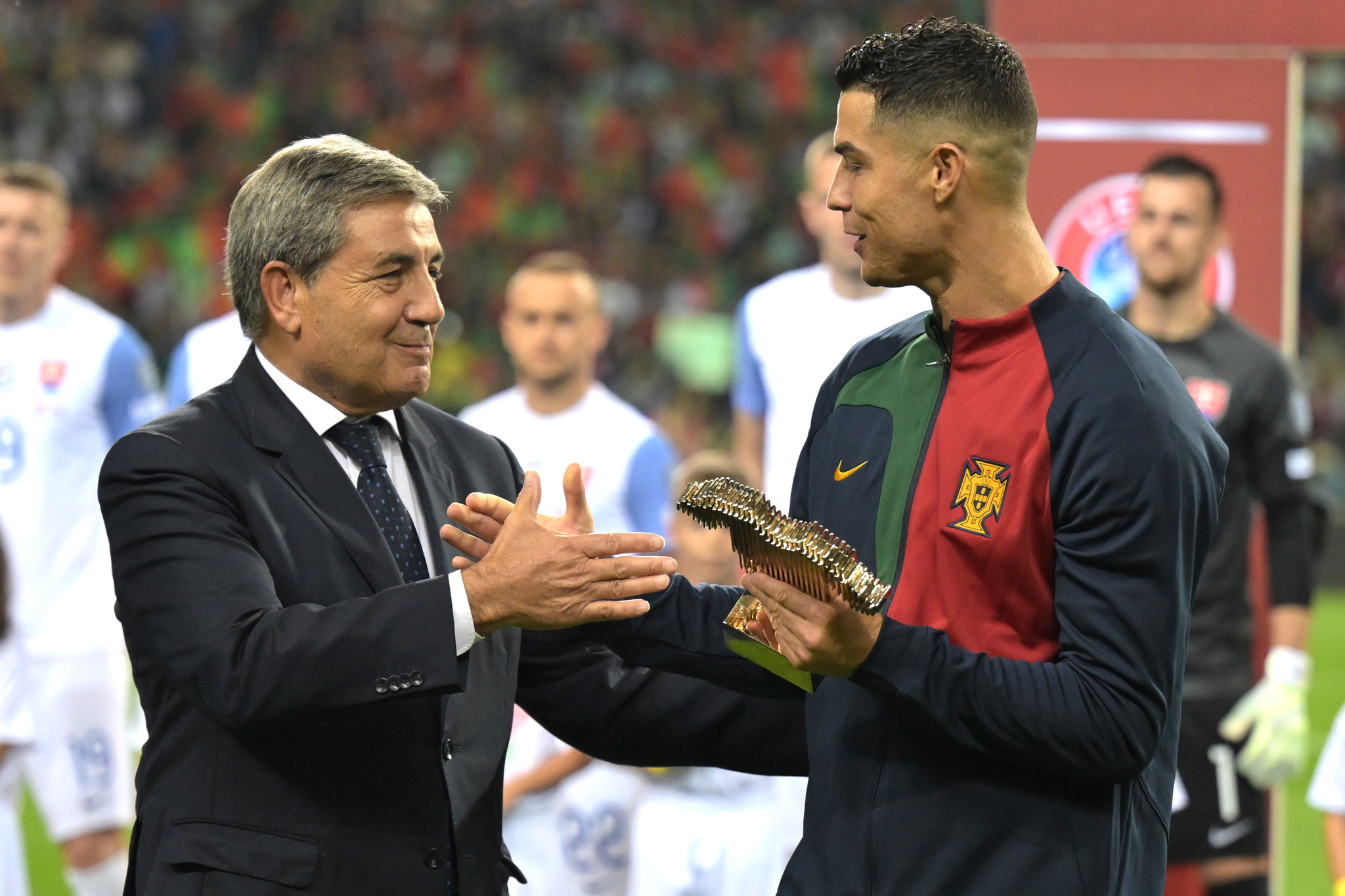 Cristiano recibe un premio por sus 200 partidos con Portugal de manos de Fernando Gomes