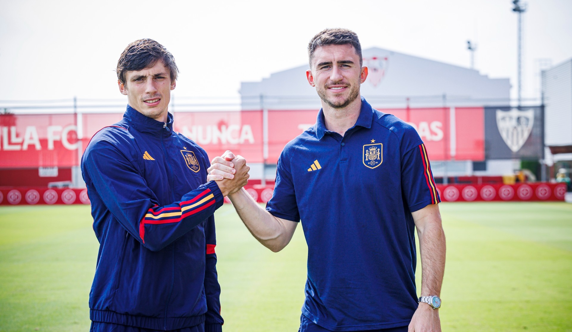Le Normand y Laporte posan para MARCA tras el entrenamiento de la seleccin en la Ciudad Deportiva del Sevilla