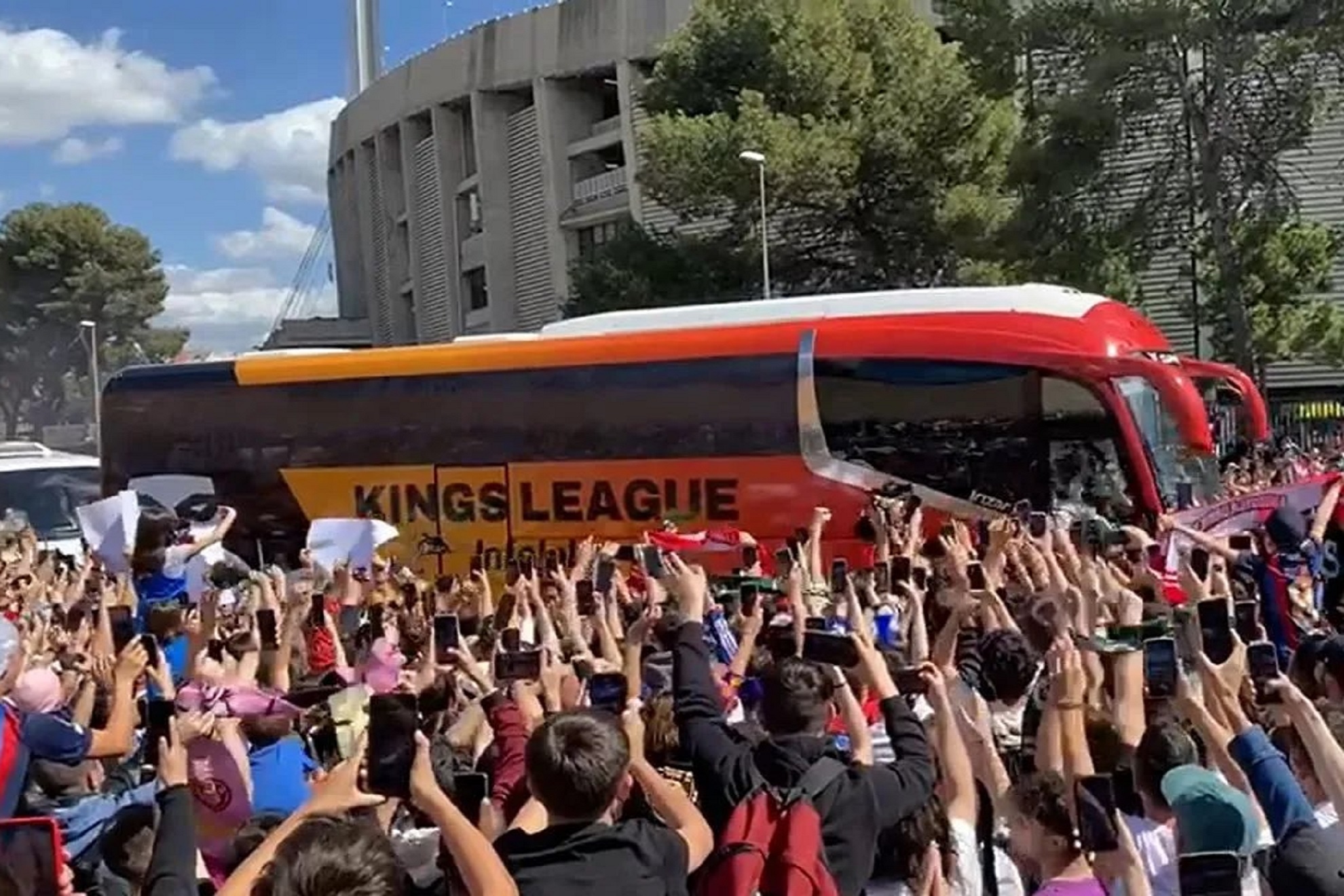 El espectacular recibimiento de Málaga al autobús de los jugadores de la Kings y Queens League