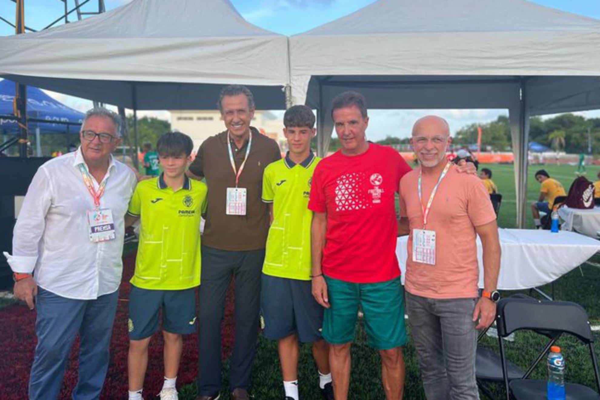 Jorge Valdano, Roberto Gómez, José Ramón De la Morena y dos jugadores del Villarreal infantil.