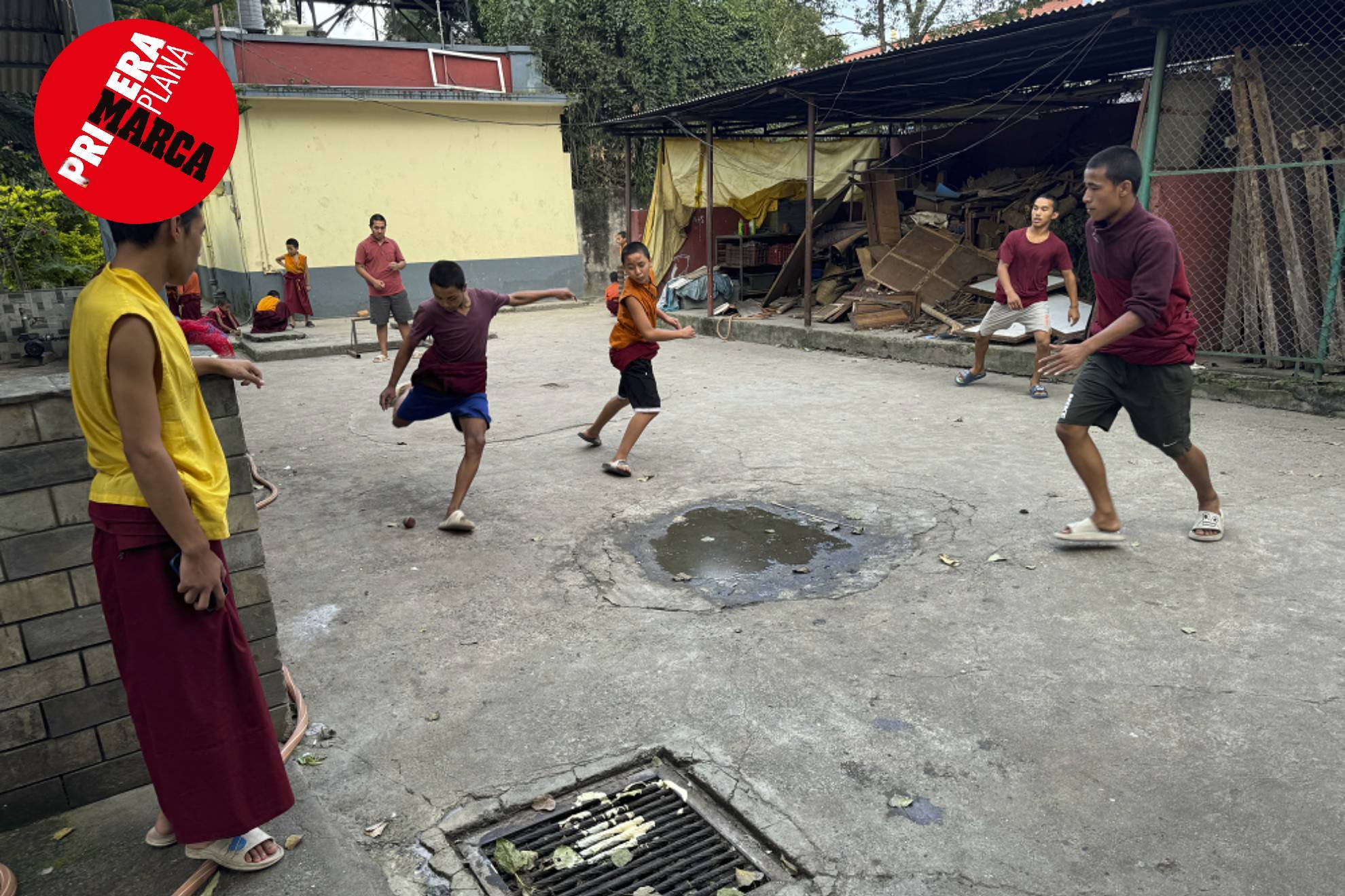 Niños nepalíes juegan al fútbol en las calles de Katmandú.
