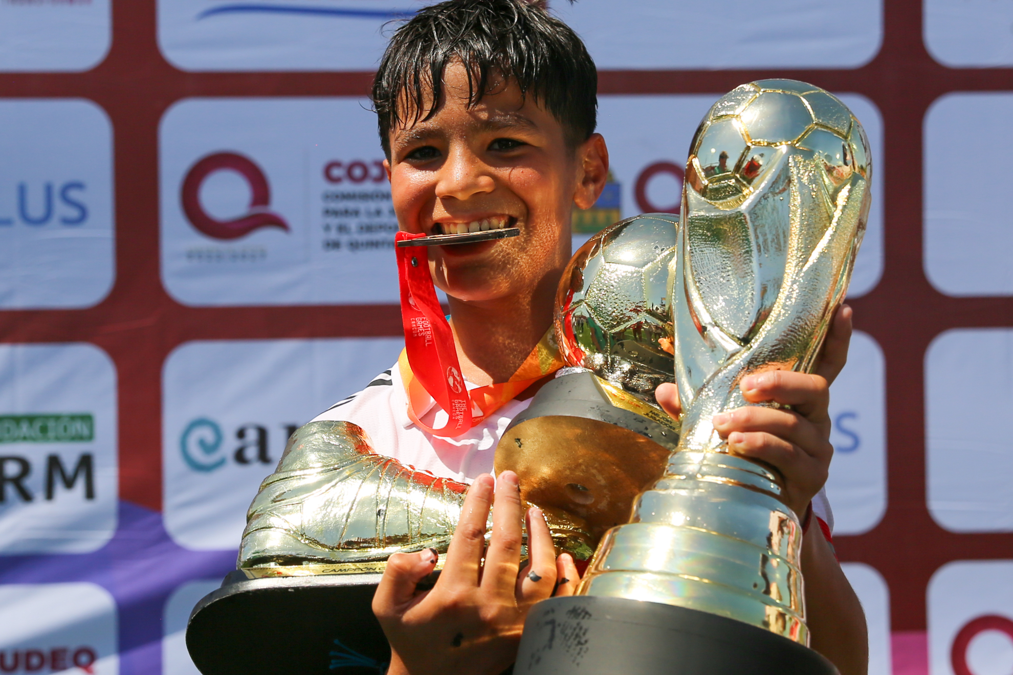 Jorge Sosa con los trofeos de mejor jugador y máximo goleador.