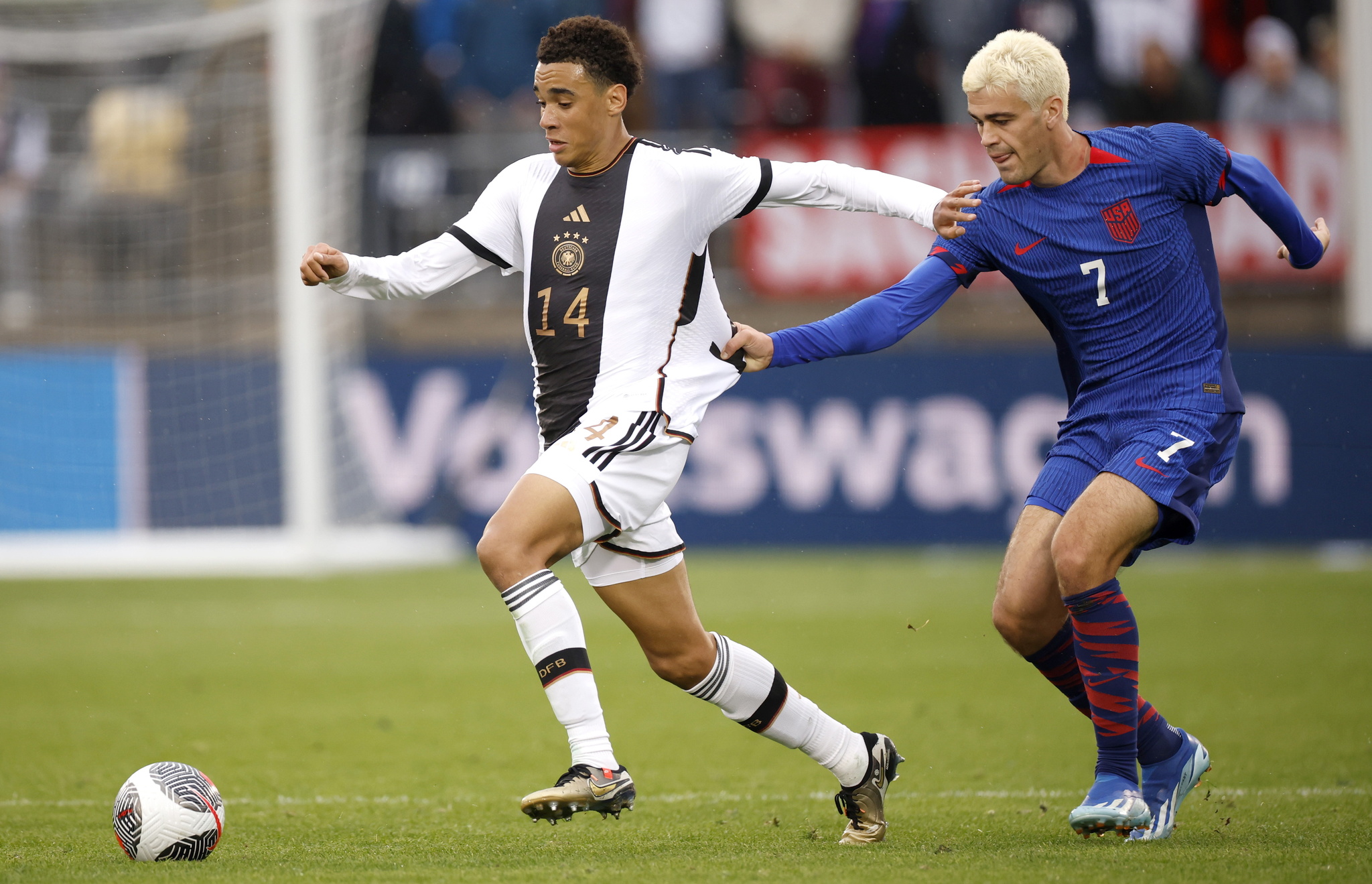 Hartford (United States), 14/10/2023.- USAs Gio Reyna (R) in action against Germanys Jamal Musiala (L) during the international friendly soccer match between the USA and Germany in Hartford, USA, 14 October 2023. EFE/EPA/CJ Gunther