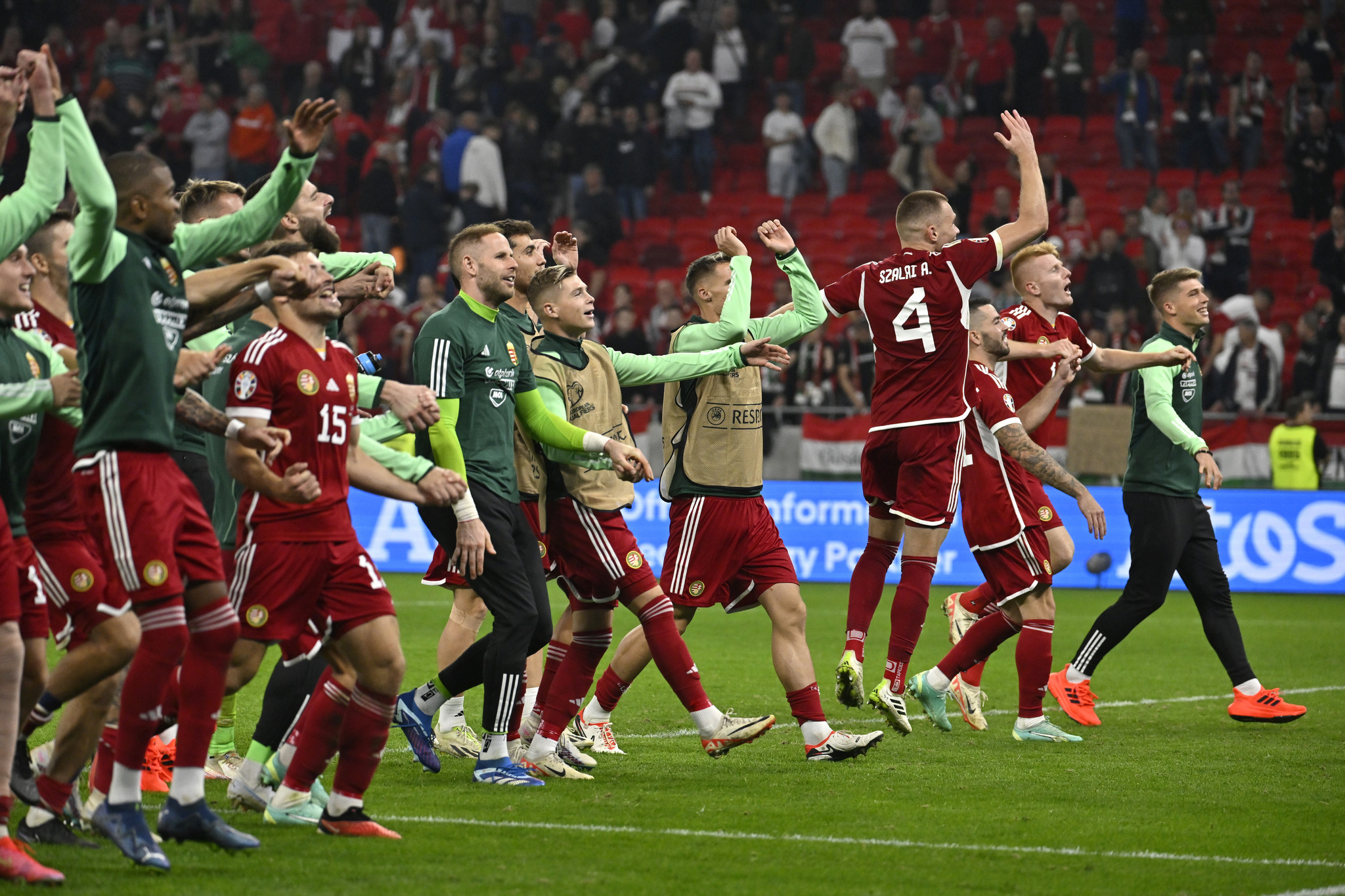 Los jugadores de Hungría celebran el triunfo ante Serbia.