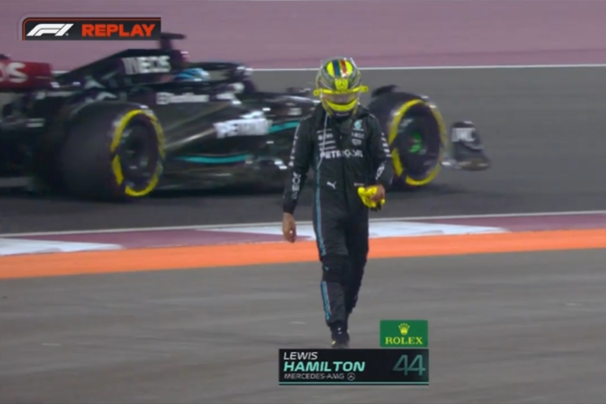Lewis Hamilton cruzó la pista andando tras su accidente en el GP de Qatar