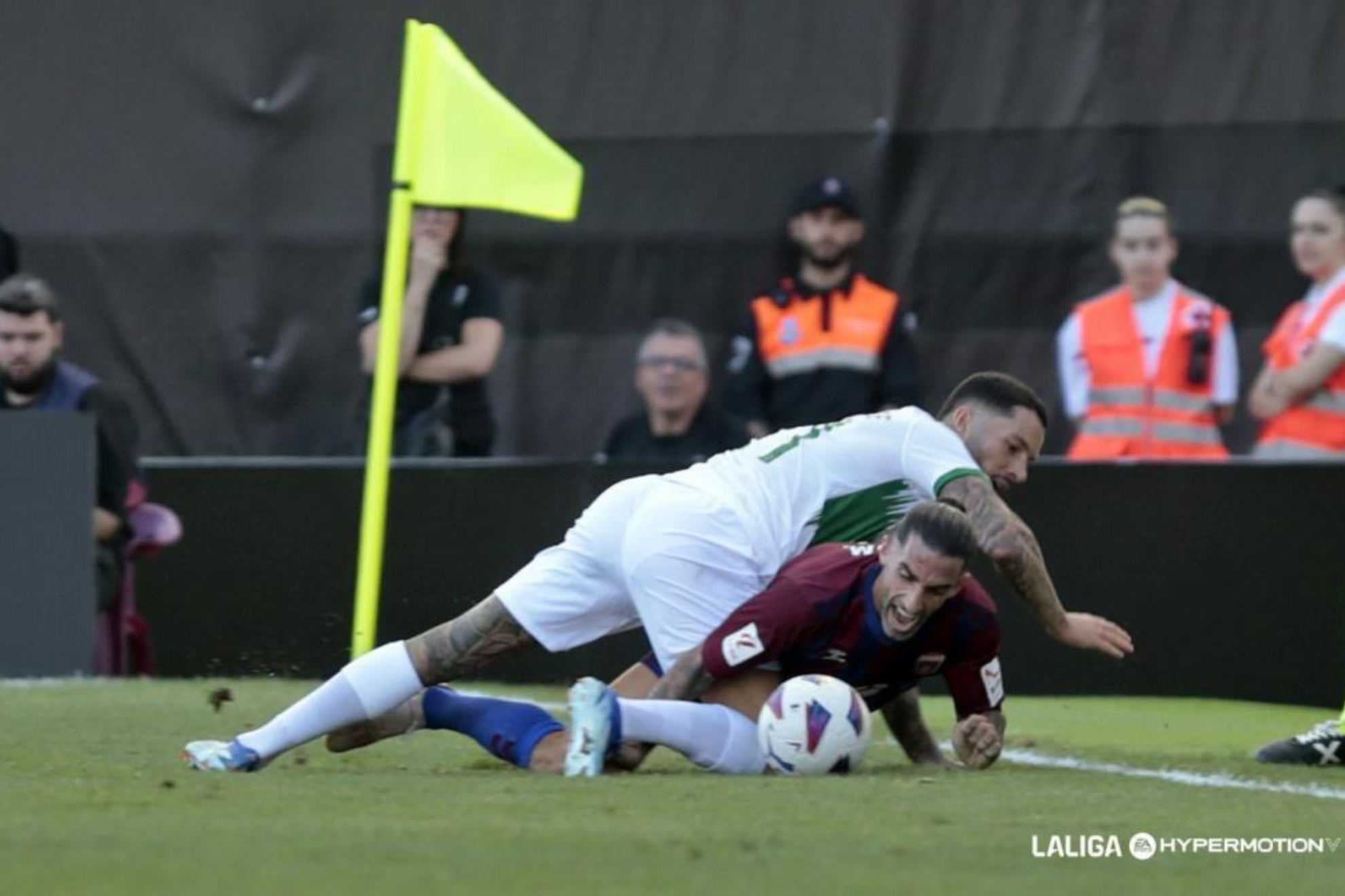 Tete Morente y Marc Mateu luchan, desde el suelo, para 'hacerse' con el balón.