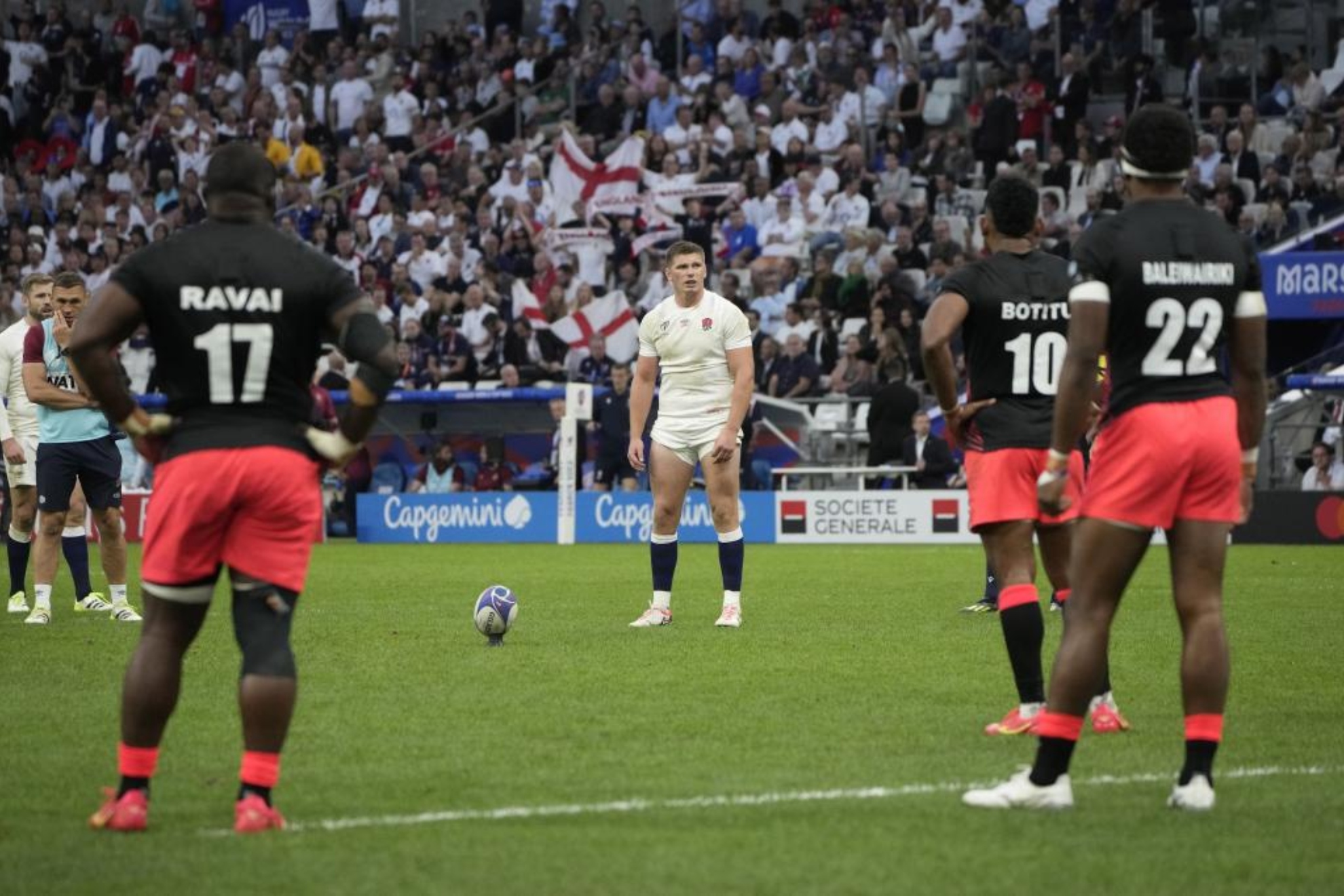 Inglaterra llega a semifinales gracias al pie de Farrell y los errores de Fiji