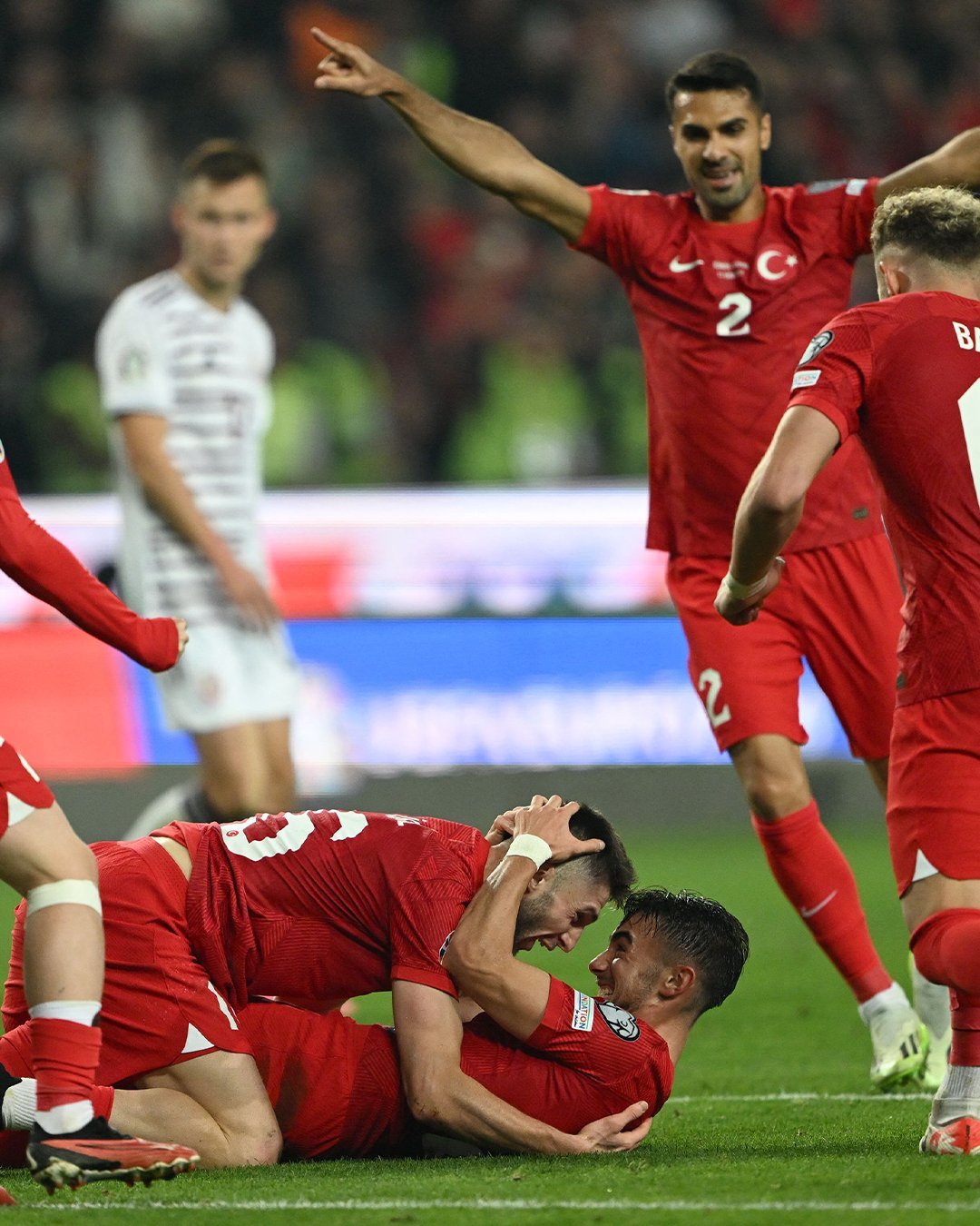 Los jugadores de Turquía celebran un gol.