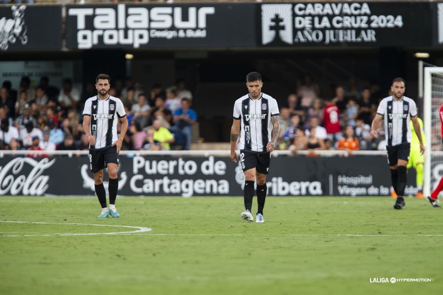 Luis Muñoz, Narváez y Gonzalo Verdú, abatidos tras uno de los goles del Racing