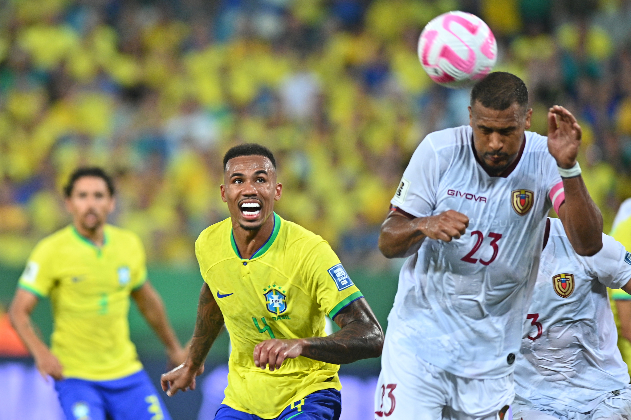 Rondón cabeceando un balón en el Brasil-Venezuela ante la atenta mirada de Gabriel Magalhaes