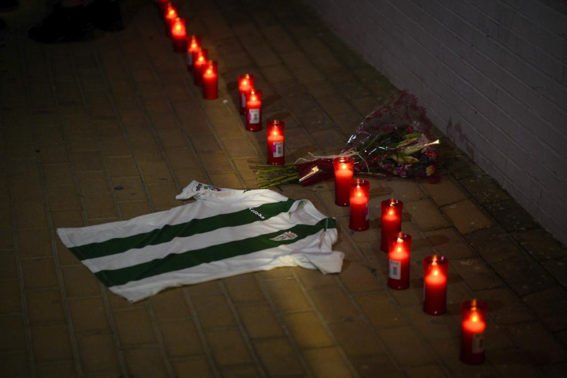 Velas y flores al lado de la camiseta del Córdoba en homenaje a Álvaro Prieto.