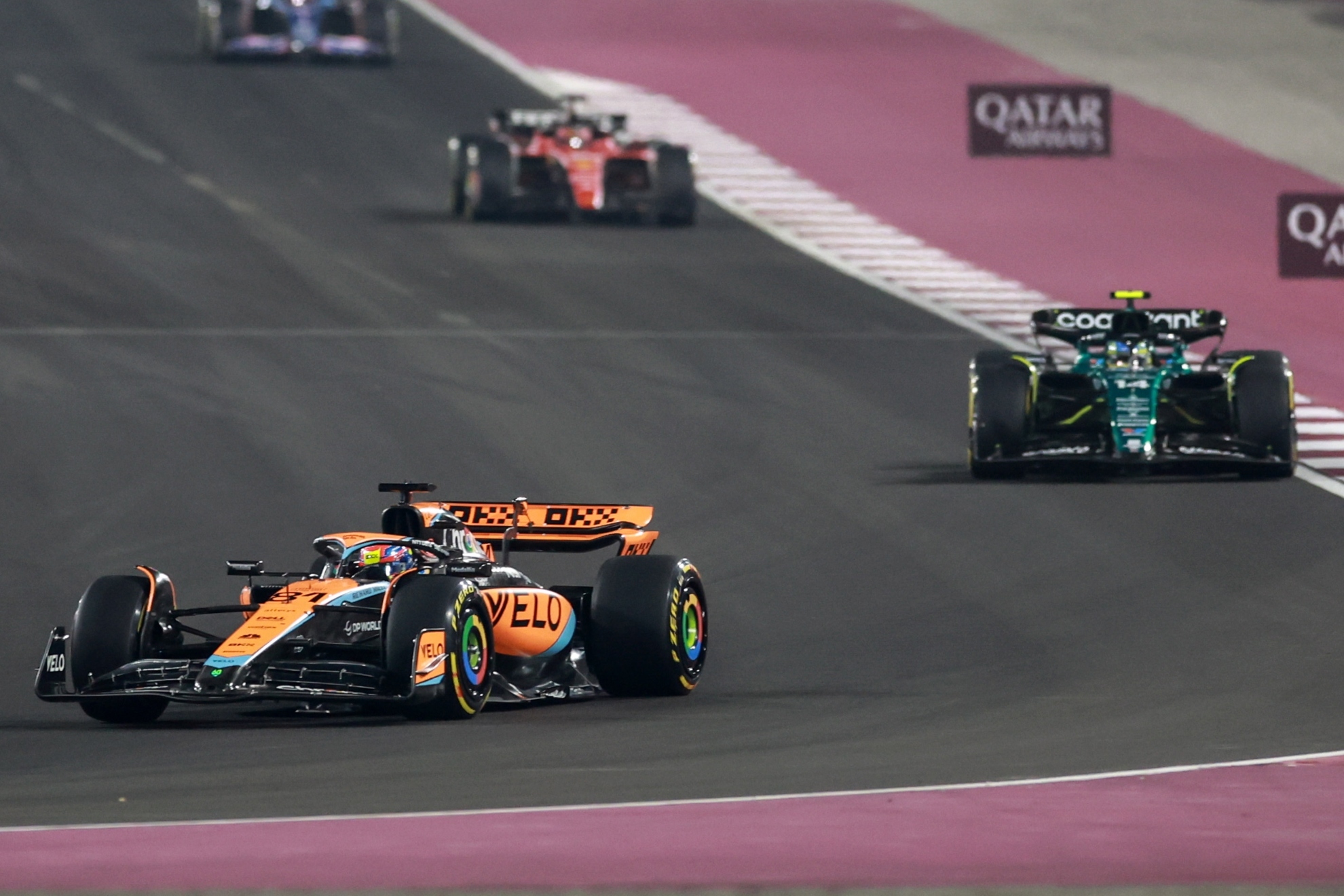 Oscar Piastri seguido por Fernando Alonso en el GP de Qatar