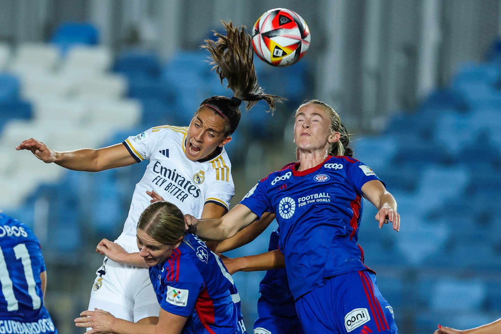 Rocío Gálvez, autora de uno de los goles en la ida, puja por un balón con una jugadora del Vålerenga / EFE