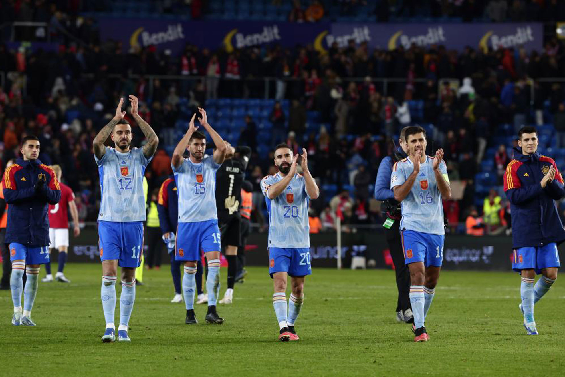 Los jugadores de España celebran su clasificación para la Euro.