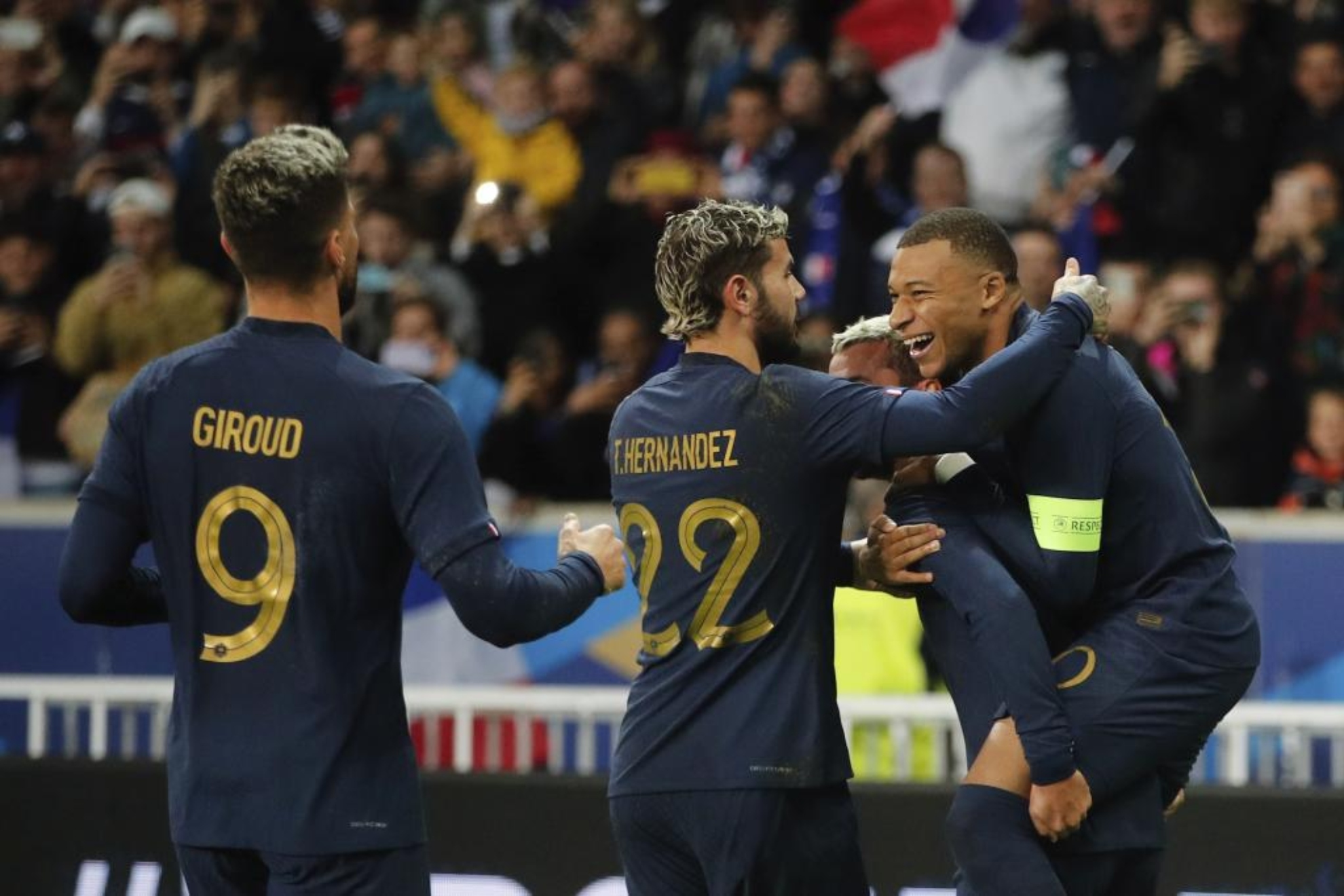 Kylian Mbappé celebra a lomos de Antoine Griezmann el tercer gol de Francia.