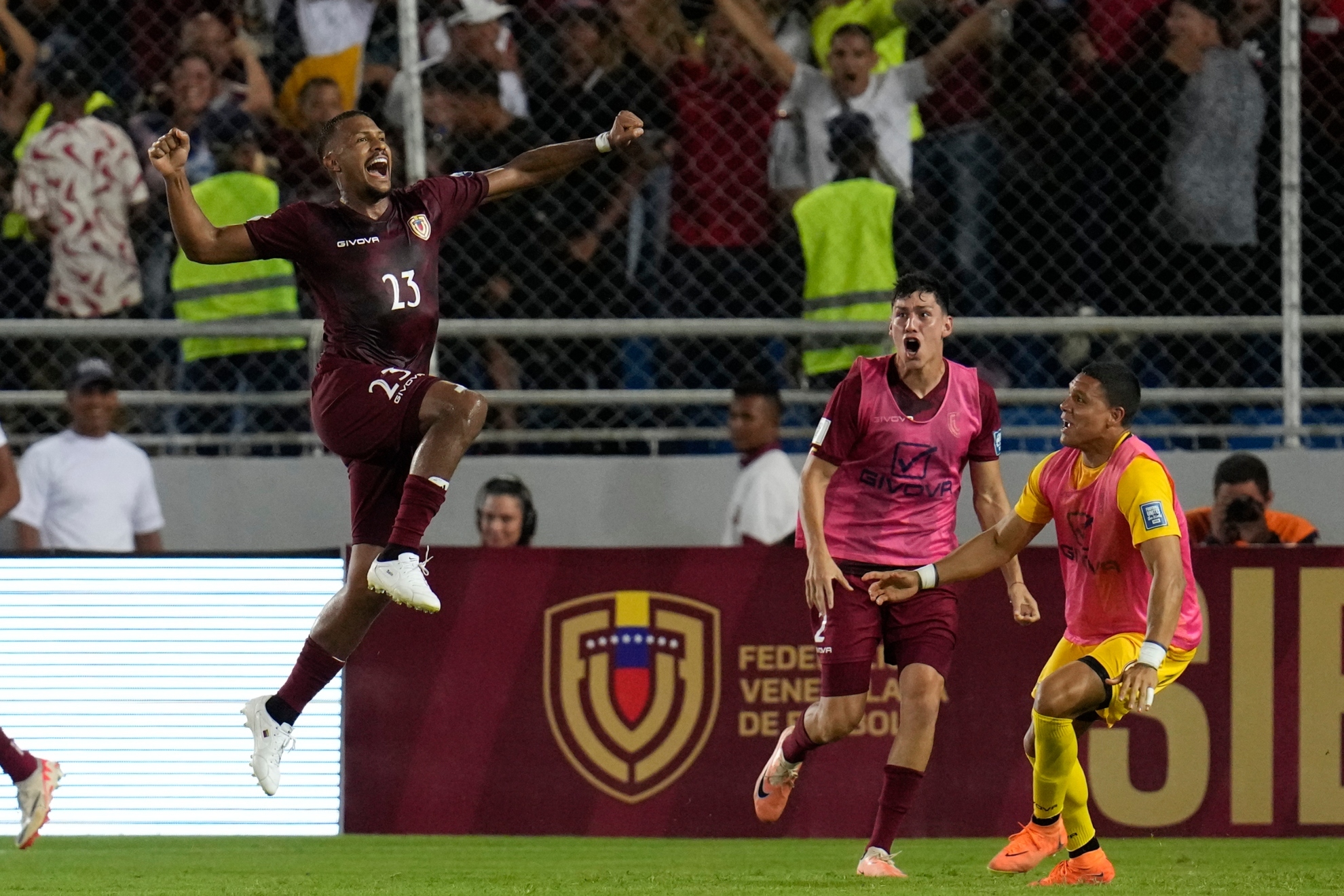Rondón celebrando su gol contra Chile