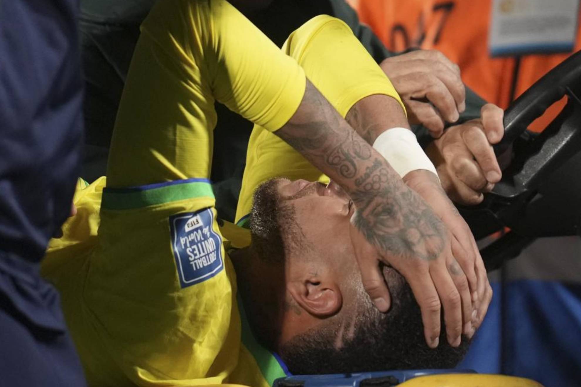 Neymar, en camilla tras lesionarse la rodilla.
